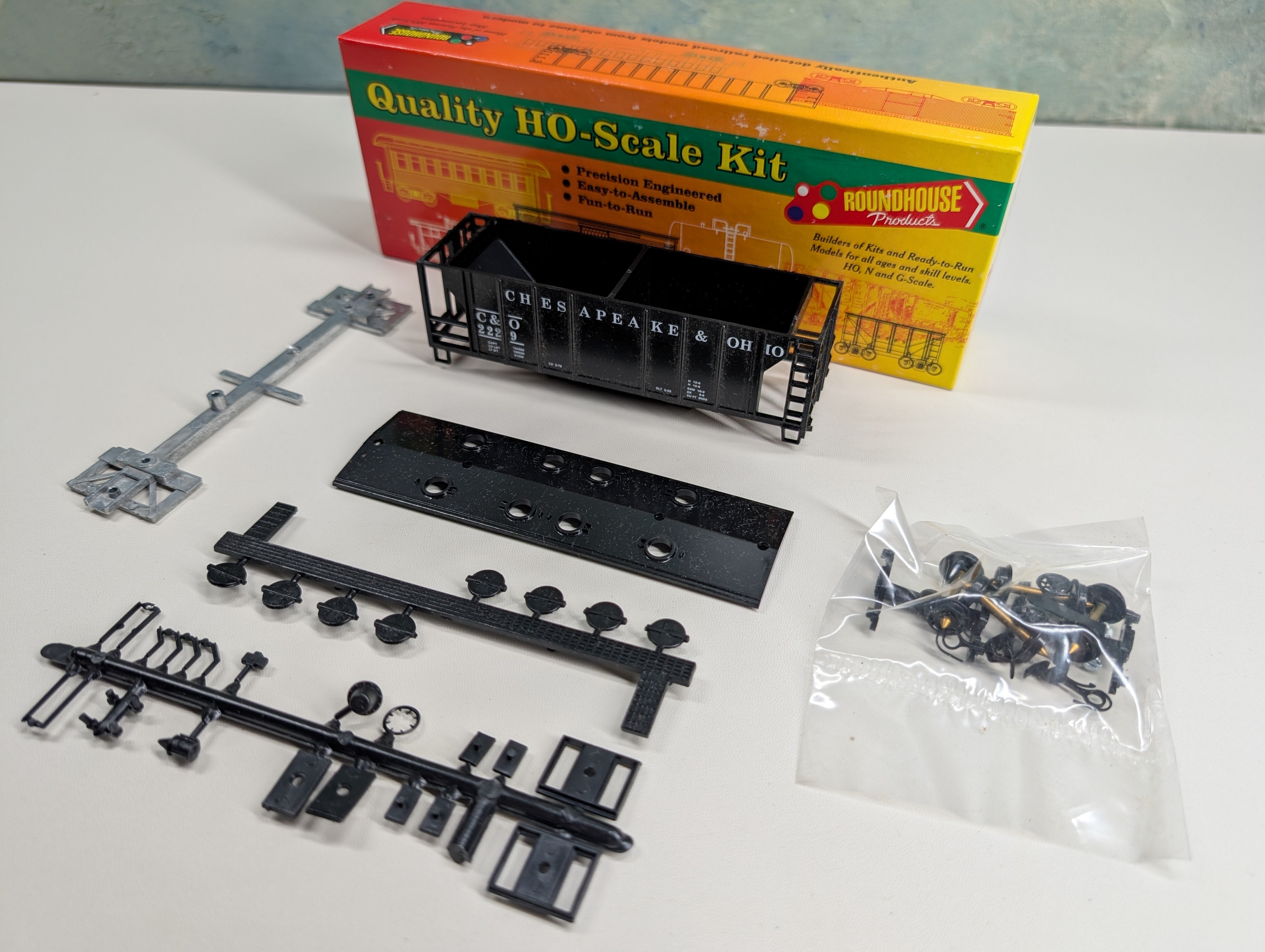 USED Roundhouse #01446 HO Scale 2 Bay Covered Hopper Chesapeake and Ohio C&O #2229 KIT
