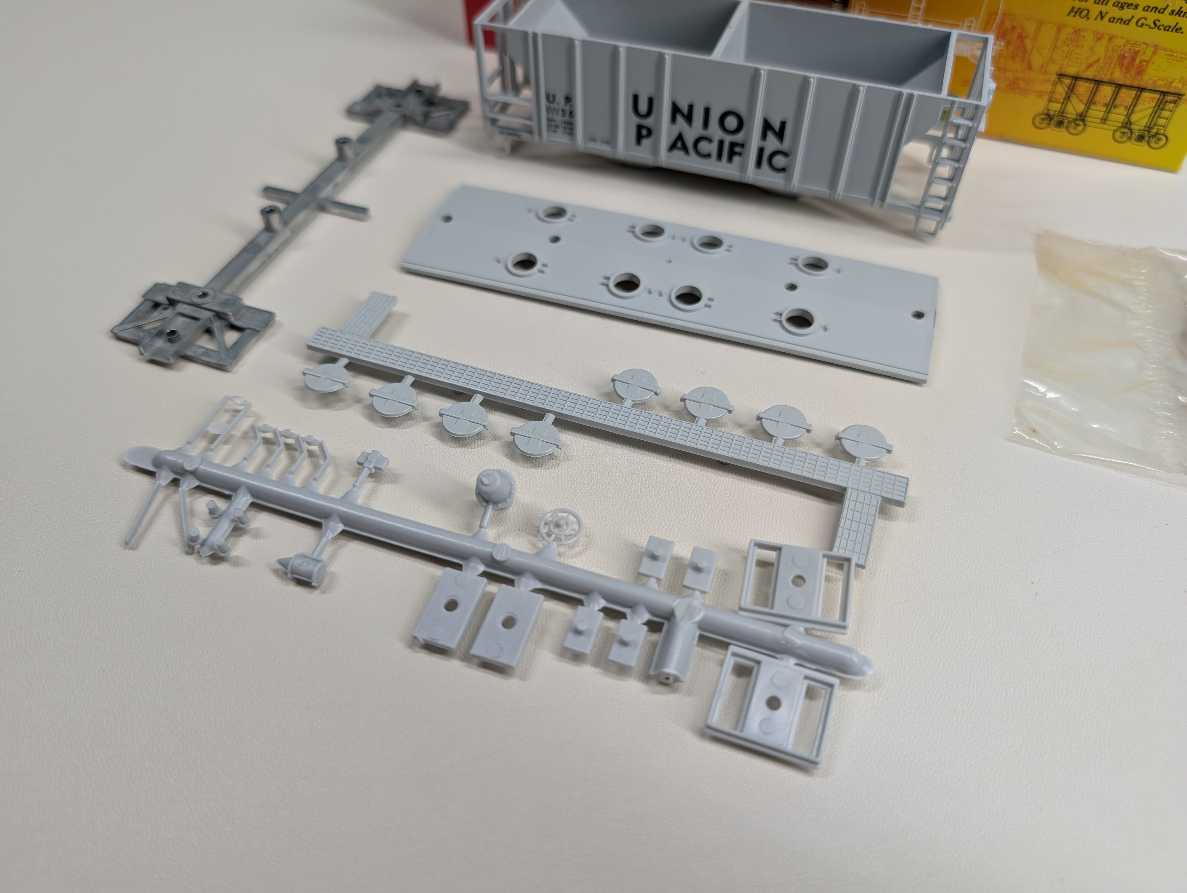 USED Roundhouse #07957 HO Scale 2 Bay Covered Hopper Union Pacific UP #11136 KIT