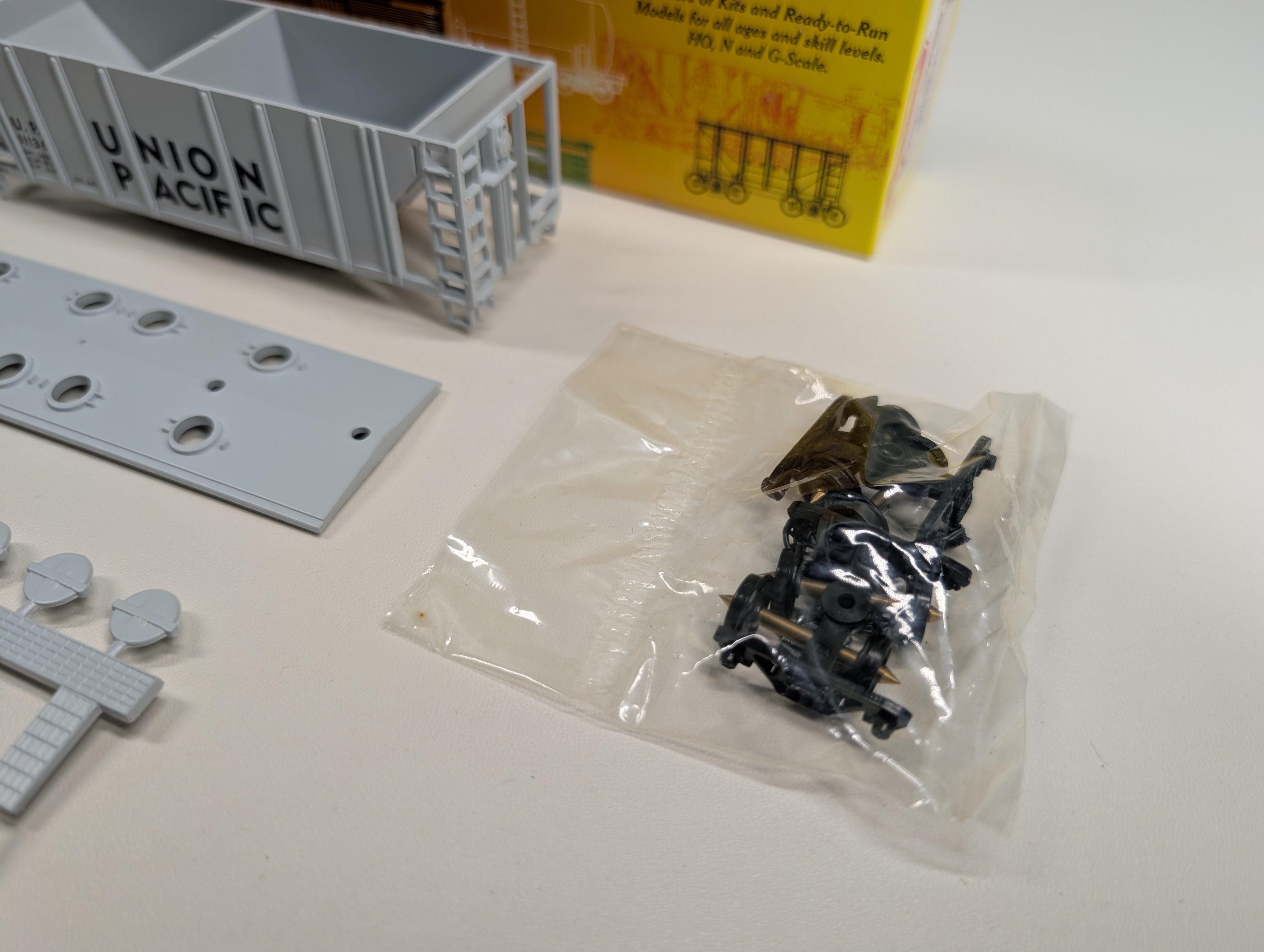 USED Roundhouse #07957 HO Scale 2 Bay Covered Hopper Union Pacific UP #11136 KIT