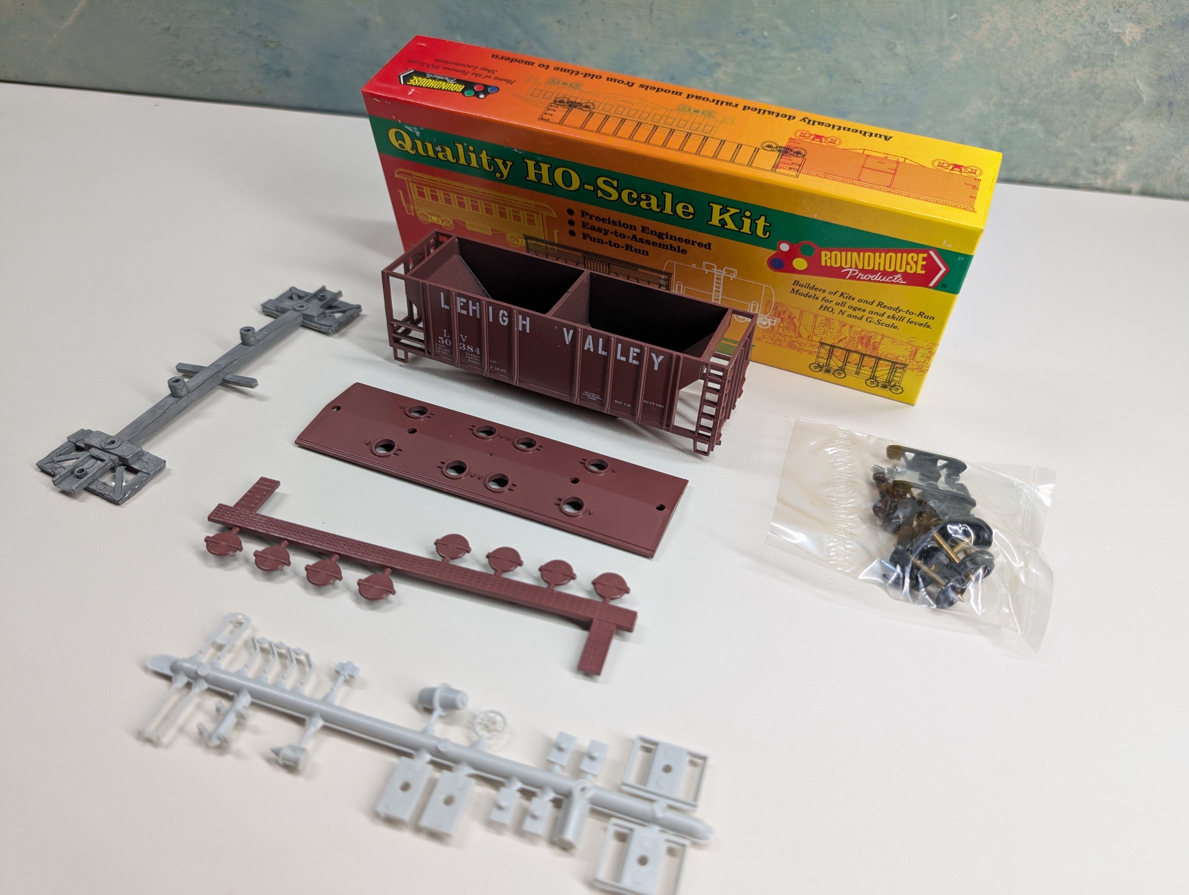 USED Roundhouse #02071 HO Scale 2 Bay Covered Hopper Lehigh Valley LV #50384 KIT