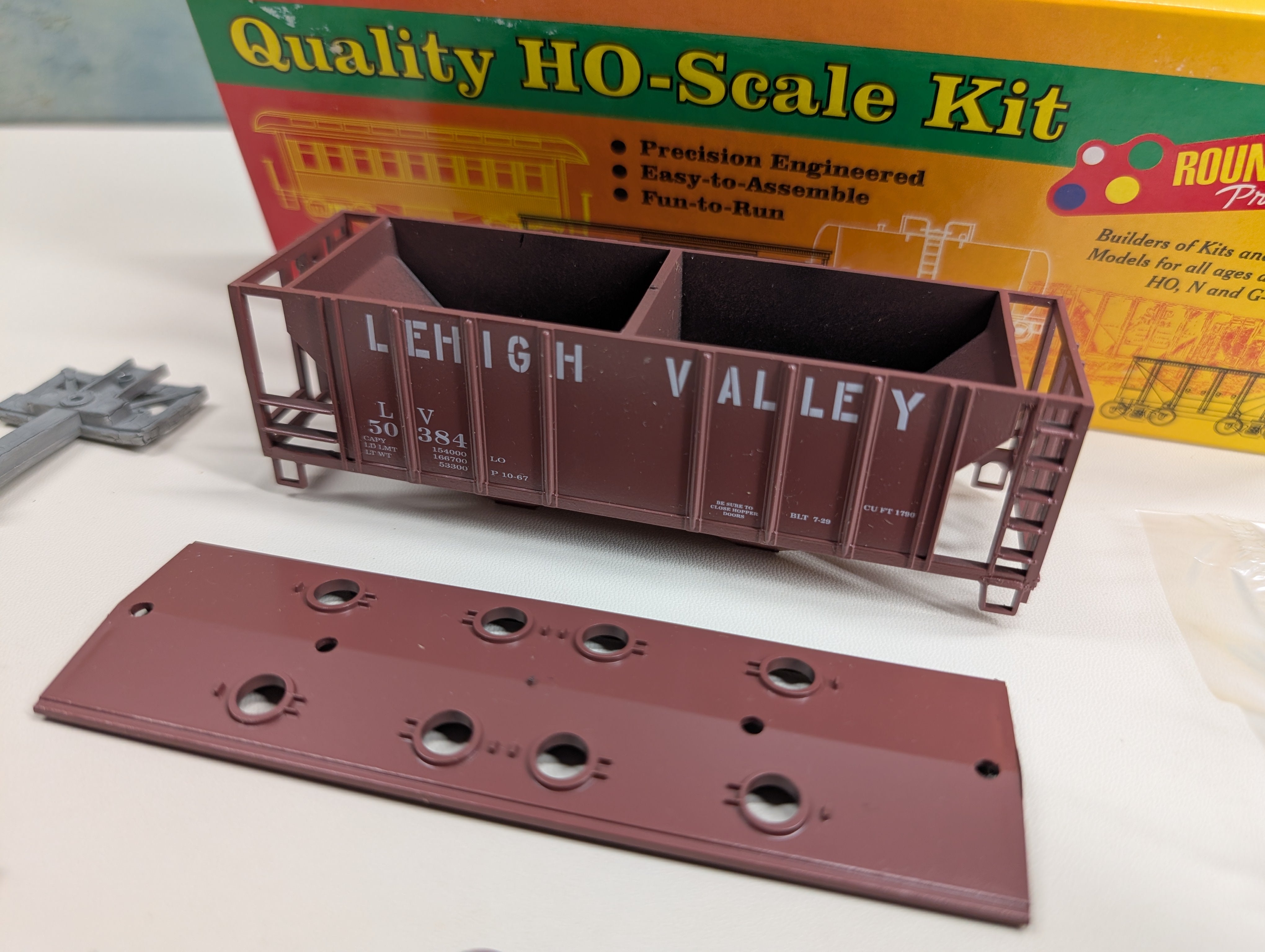 USED Roundhouse #02071 HO Scale 2 Bay Covered Hopper Lehigh Valley LV #50384 KIT