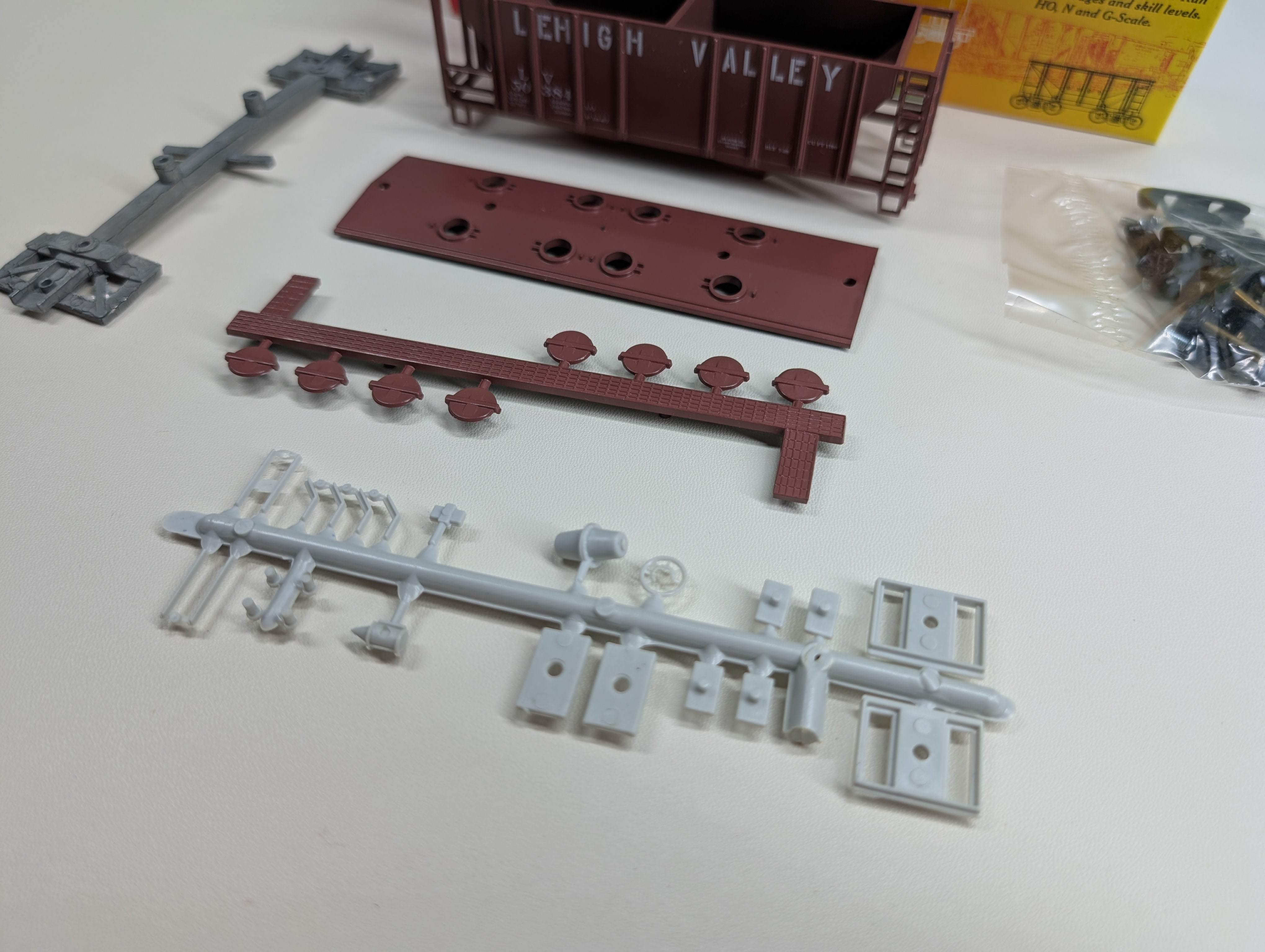USED Roundhouse #02071 HO Scale 2 Bay Covered Hopper Lehigh Valley LV #50384 KIT