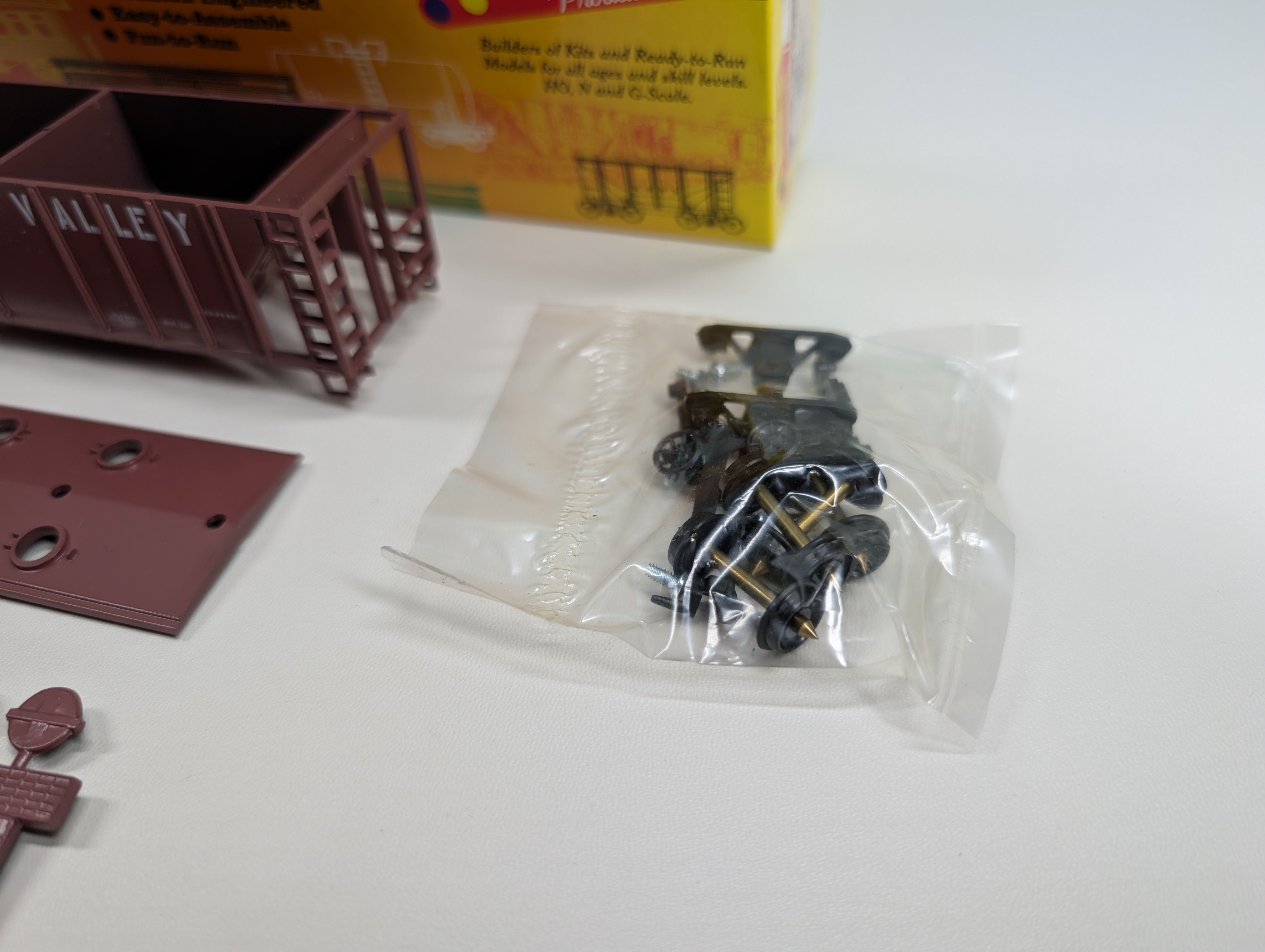 USED Roundhouse #02071 HO Scale 2 Bay Covered Hopper Lehigh Valley LV #50384 KIT