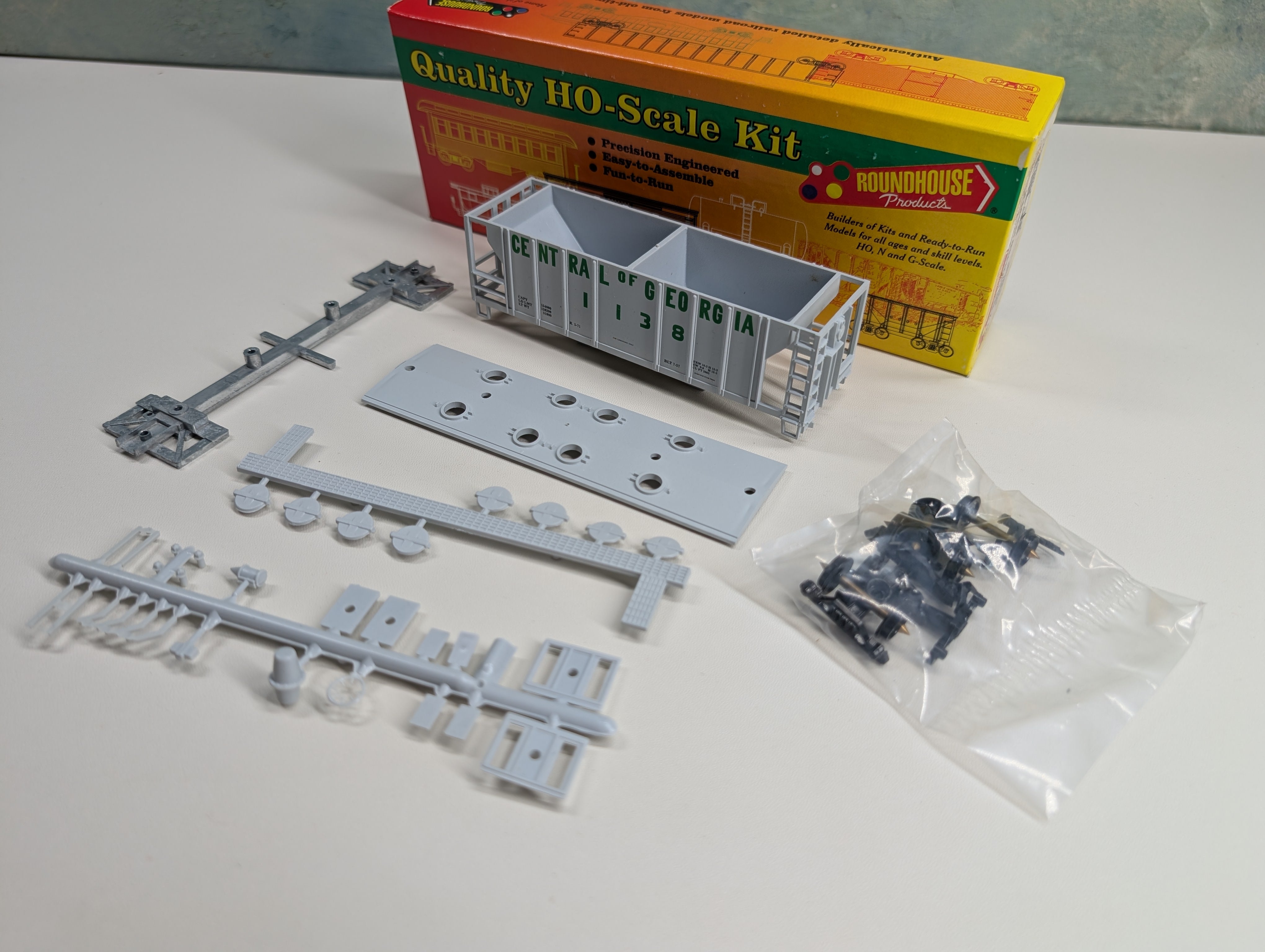 USED Roundhouse #02067 HO Scale 2 Bay Covered Hopper Central of Georgia #1138 KIT