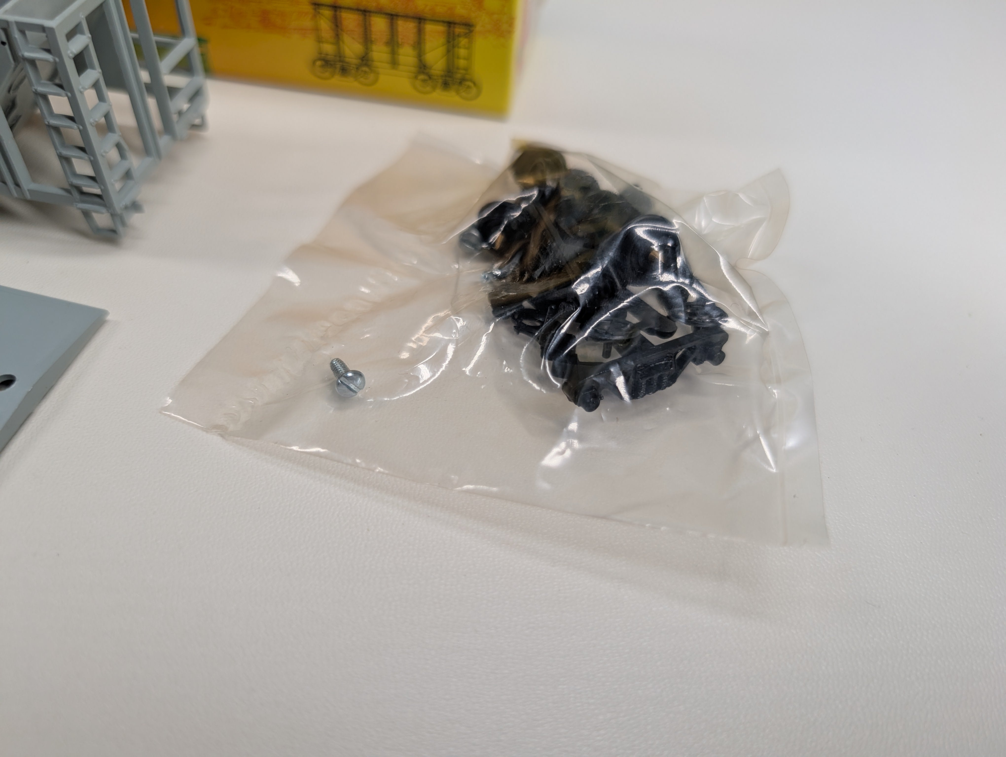 USED Roundhouse #02066 HO Scale 2 Bay Covered Hopper Akron, Canton and Youngstown NAHX #31561 Lessee KIT