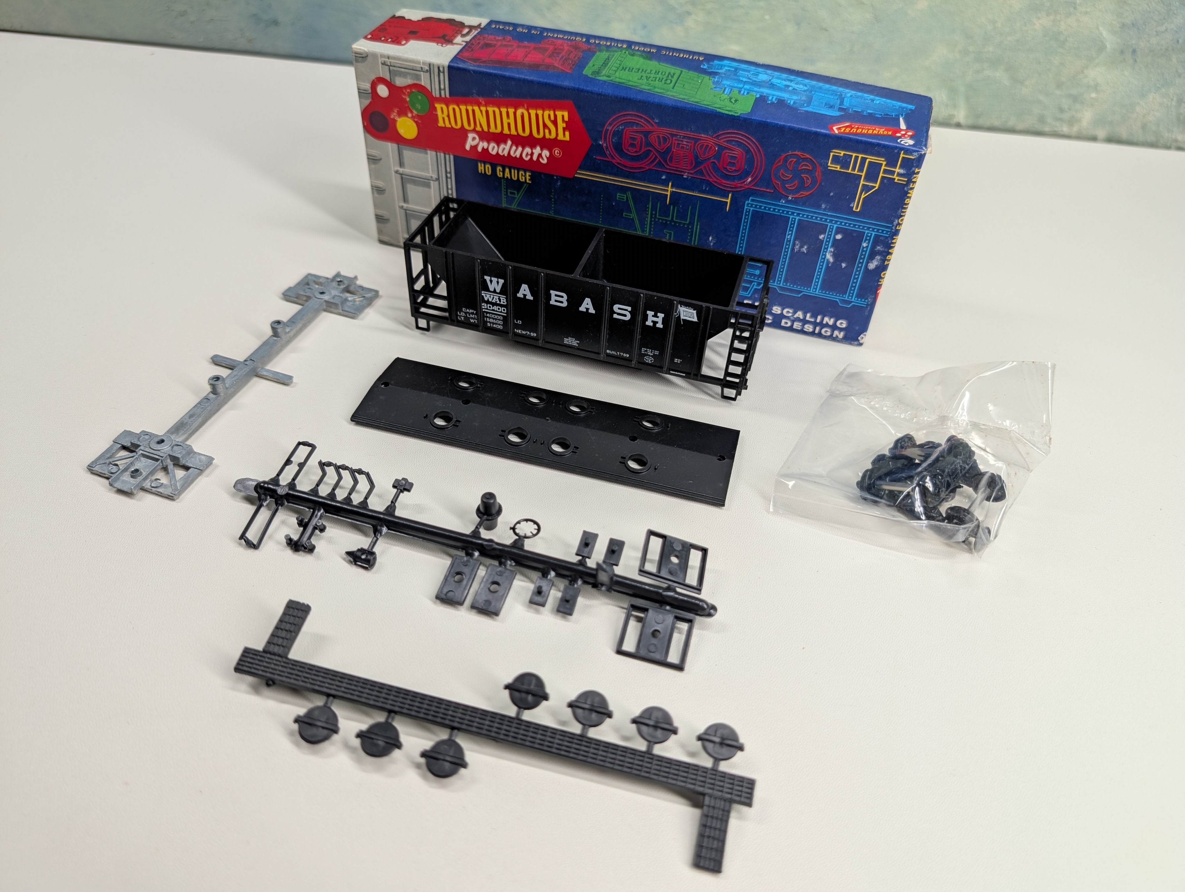 USED Roundhouse 1466 HO Scale 2 Bay Covered Hopper Wabash WAB #30400 KIT