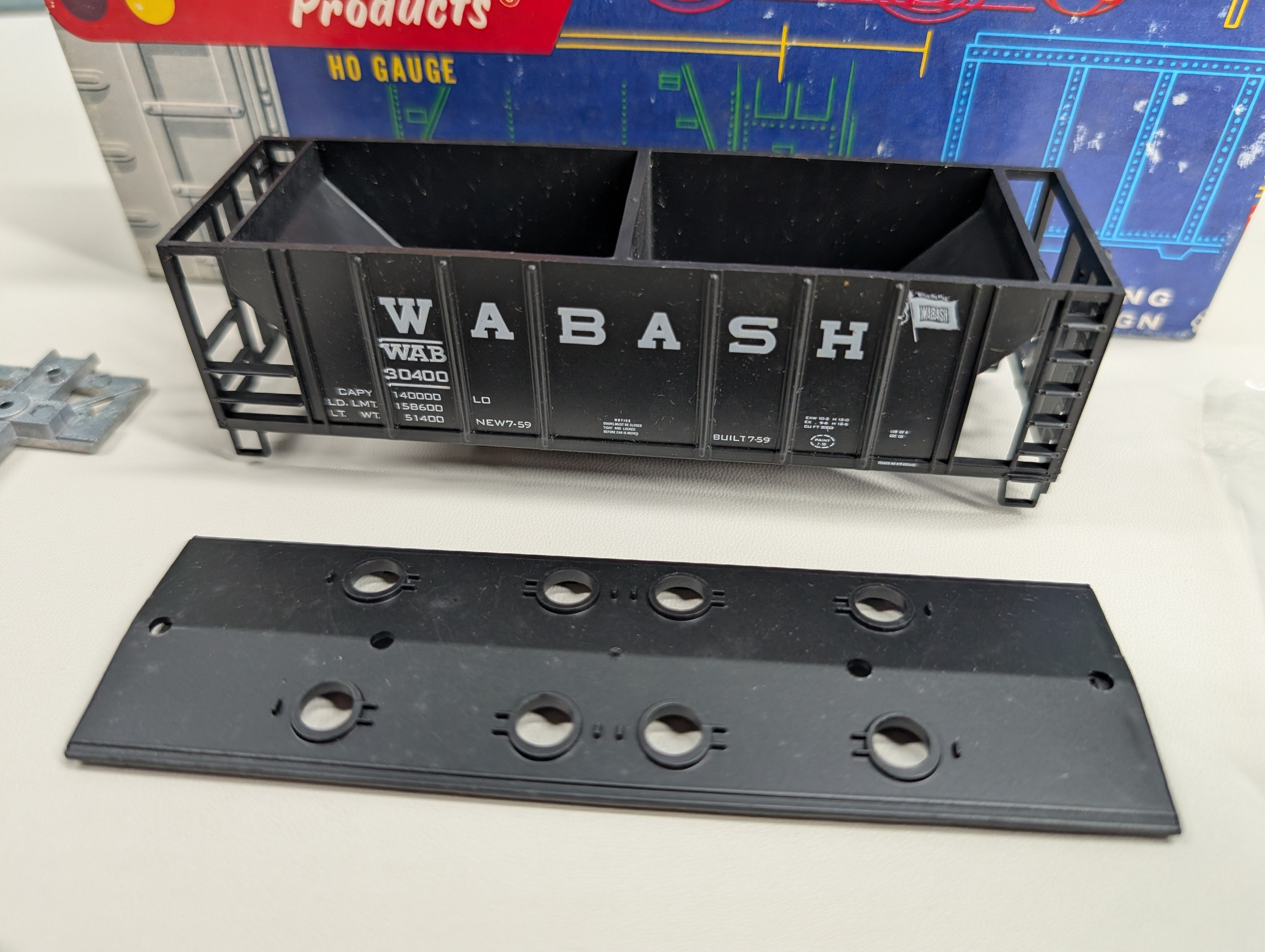 USED Roundhouse 1466 HO Scale 2 Bay Covered Hopper Wabash WAB #30400 KIT