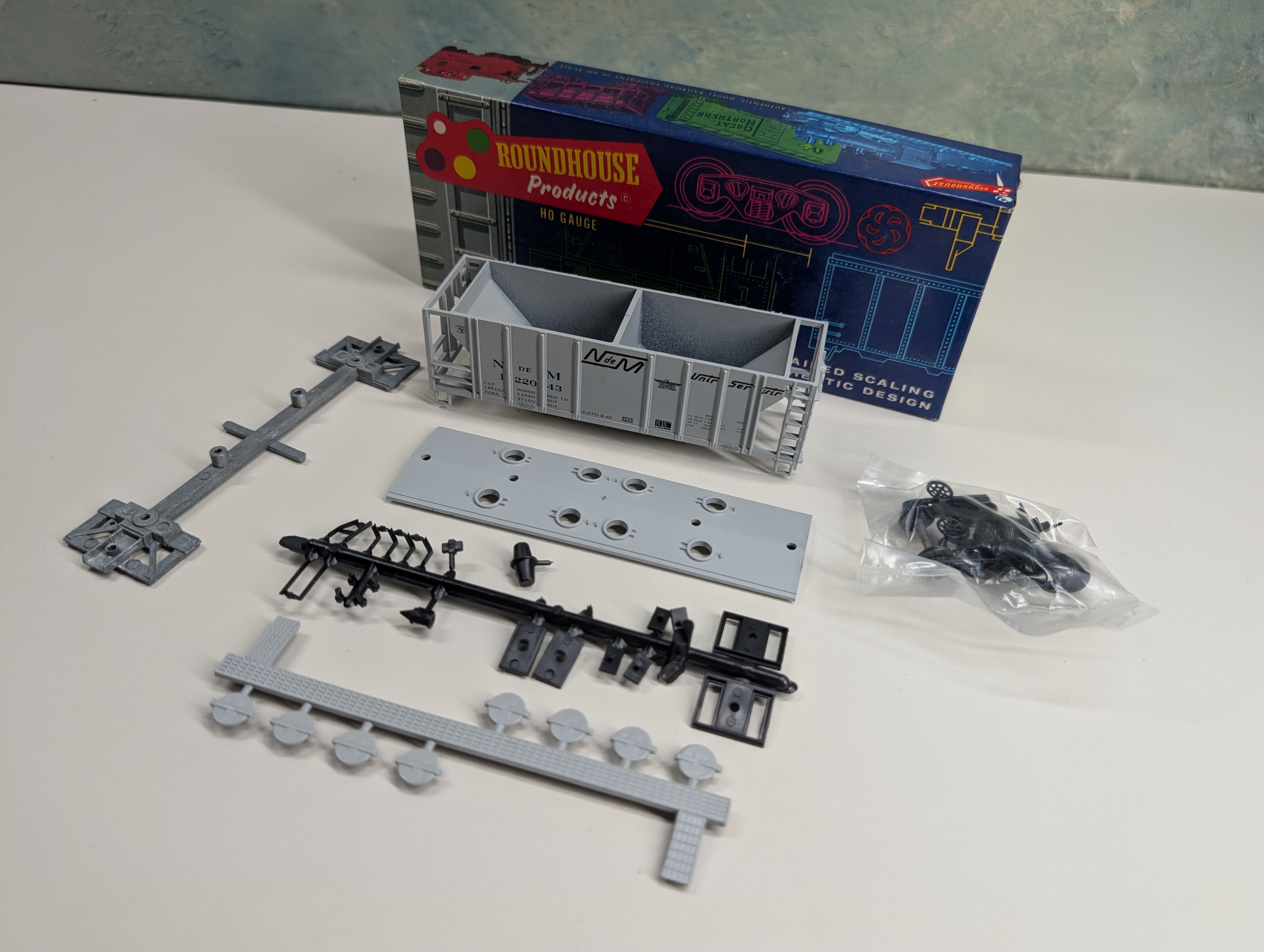 USED Roundhouse 1063588 HO Scale 2 Bay Covered Hopper NdeM #122043 Bev-Bel KIT