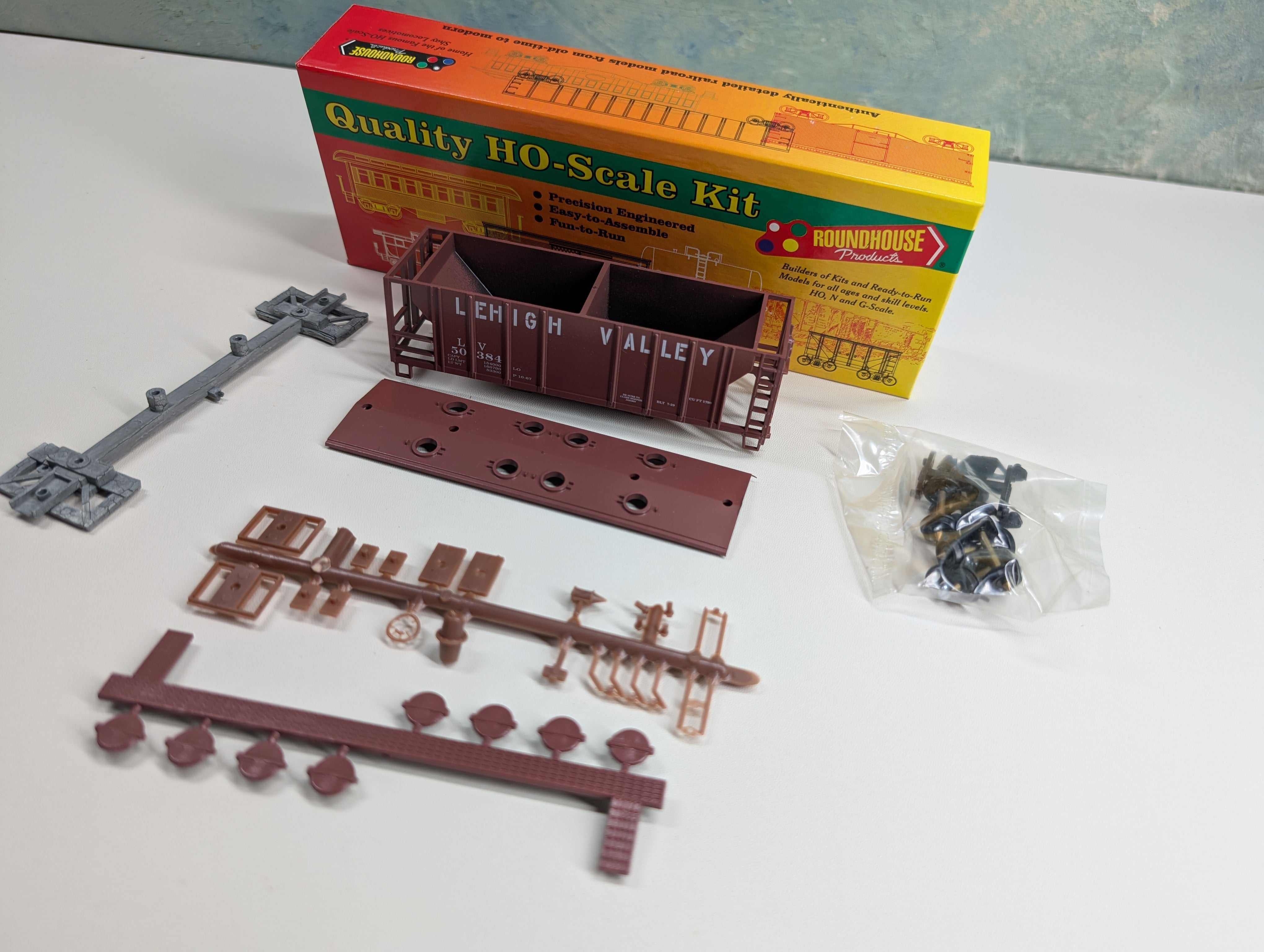 USED Roundhouse #02071 HO Scale 2 Bay Covered Hopper Lehigh Valley LV #50384 KIT