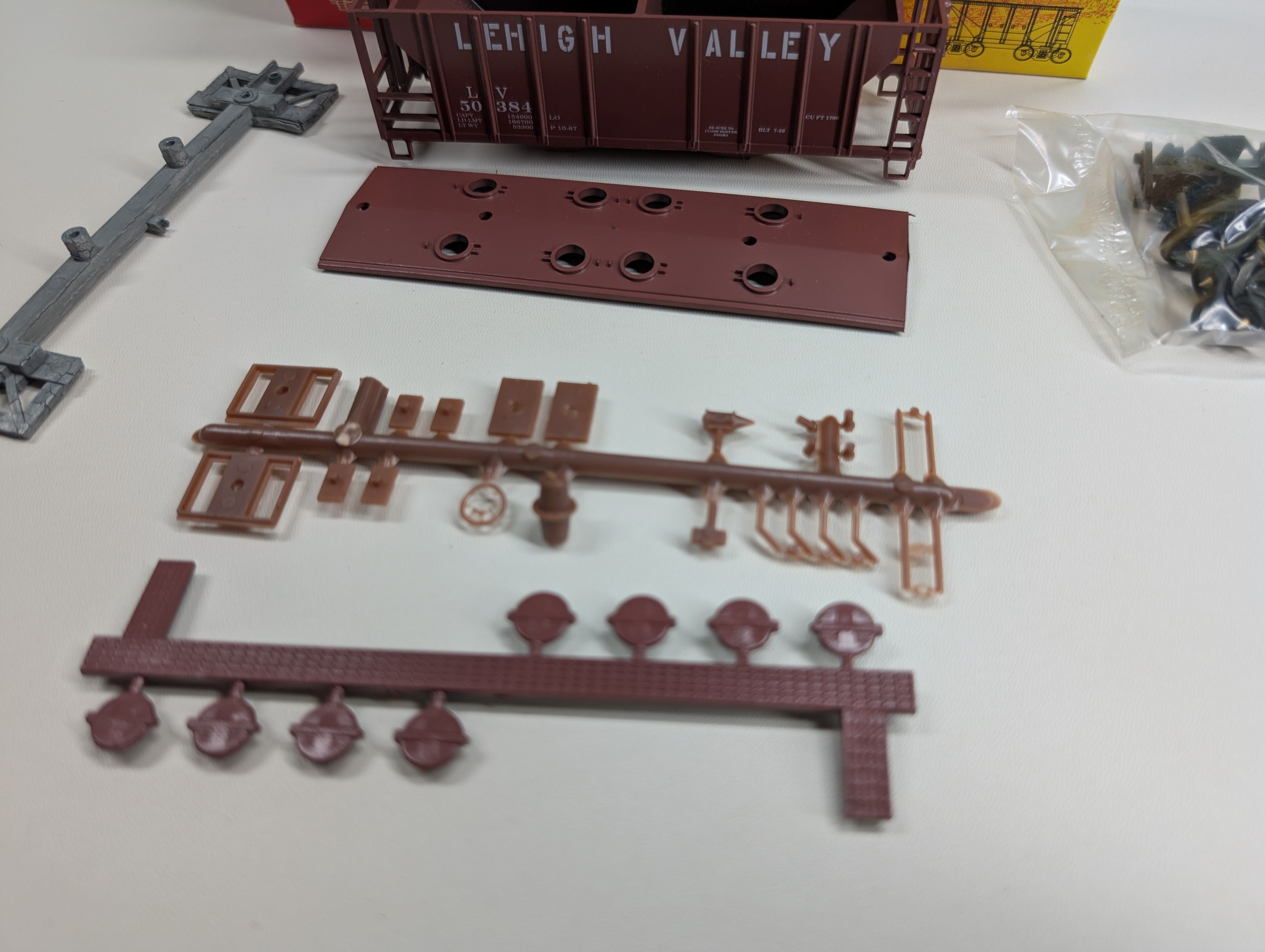 USED Roundhouse #02071 HO Scale 2 Bay Covered Hopper Lehigh Valley LV #50384 KIT
