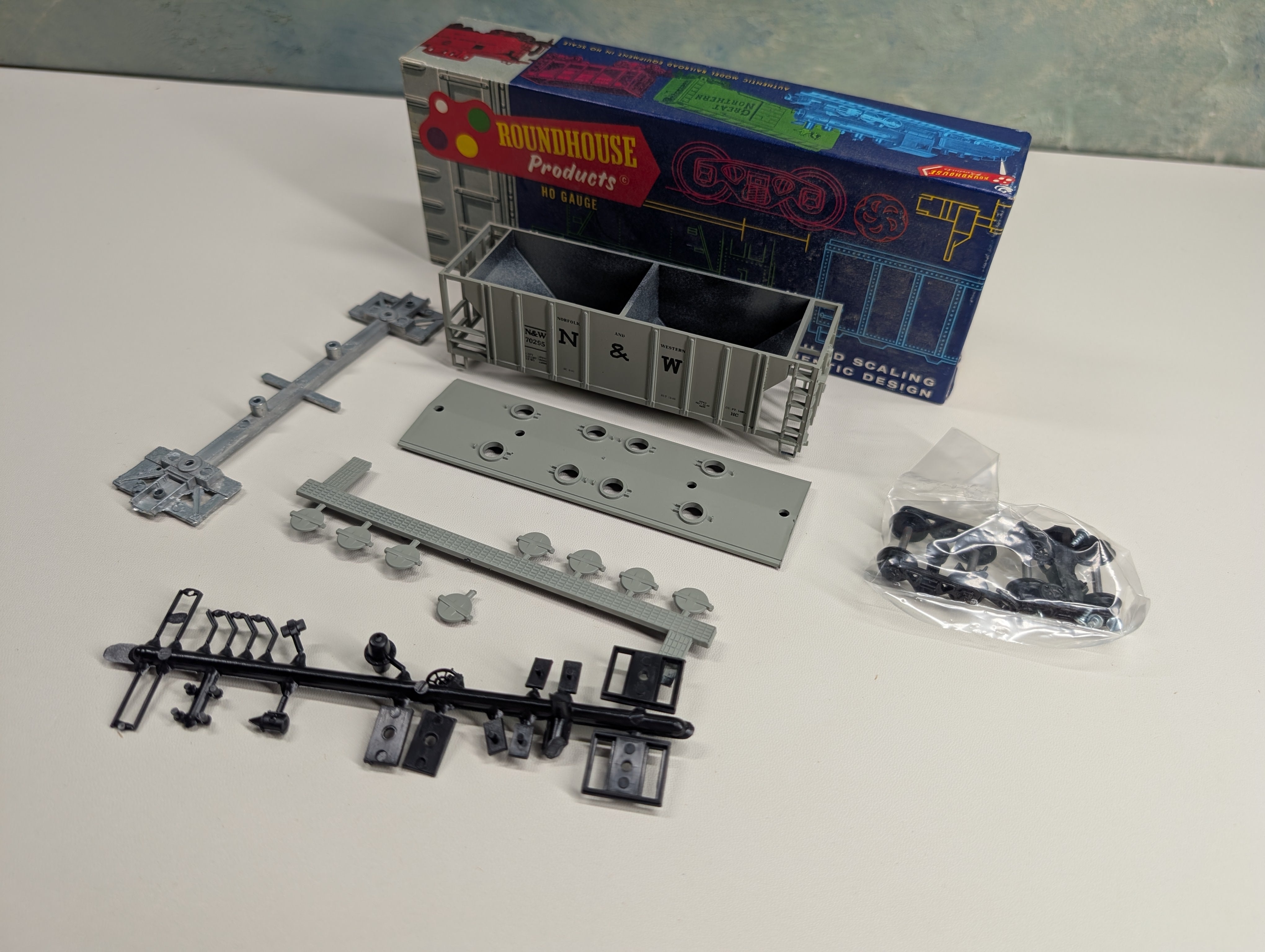 USED Roundhouse 3240 HO Scale 2 Bay Covered Hopper Norfolk & Western NW #70295 KIT