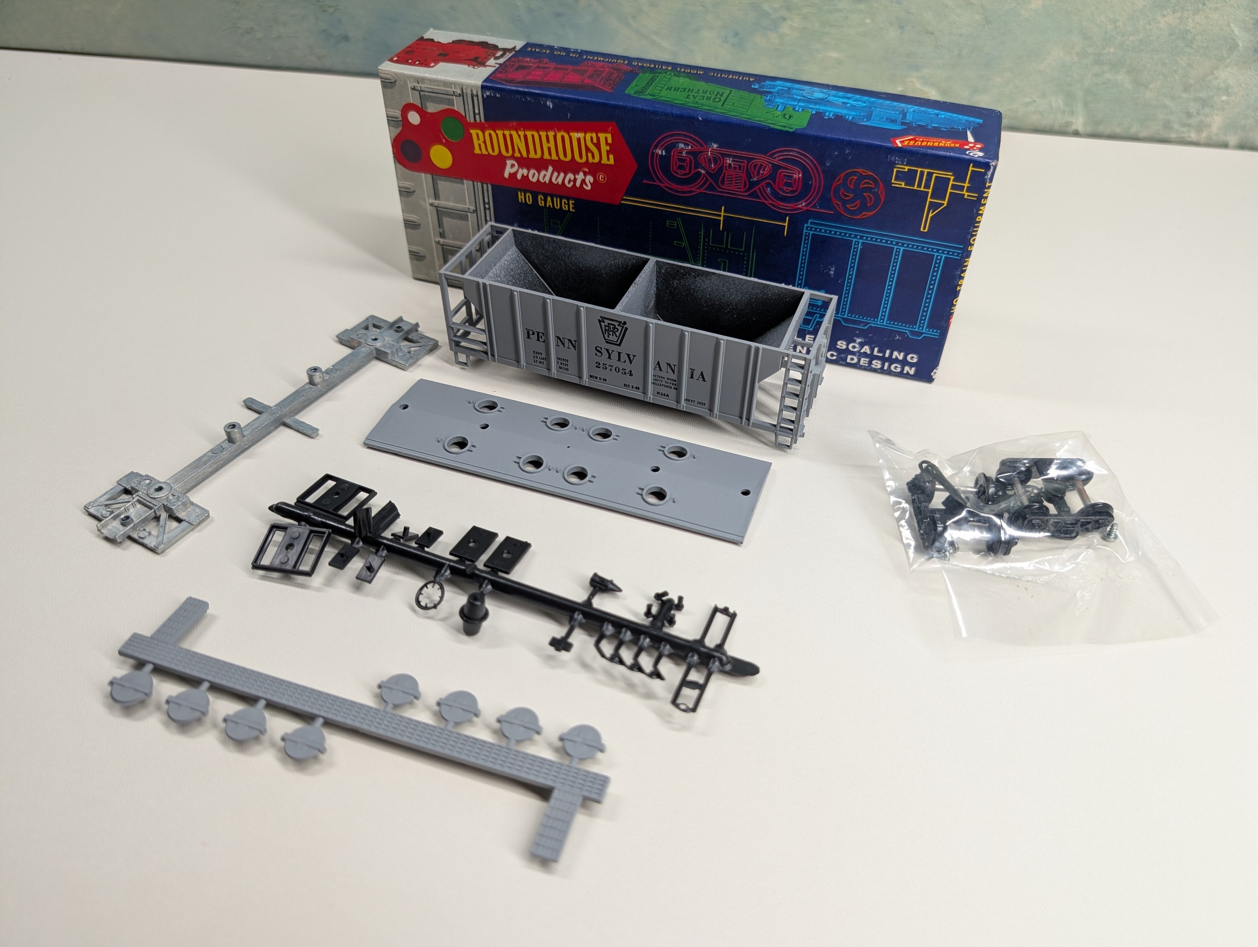 USED Roundhouse 1431 HO Scale 2 Bay Covered Hopper Pennsylvania PRR #257054 KIT