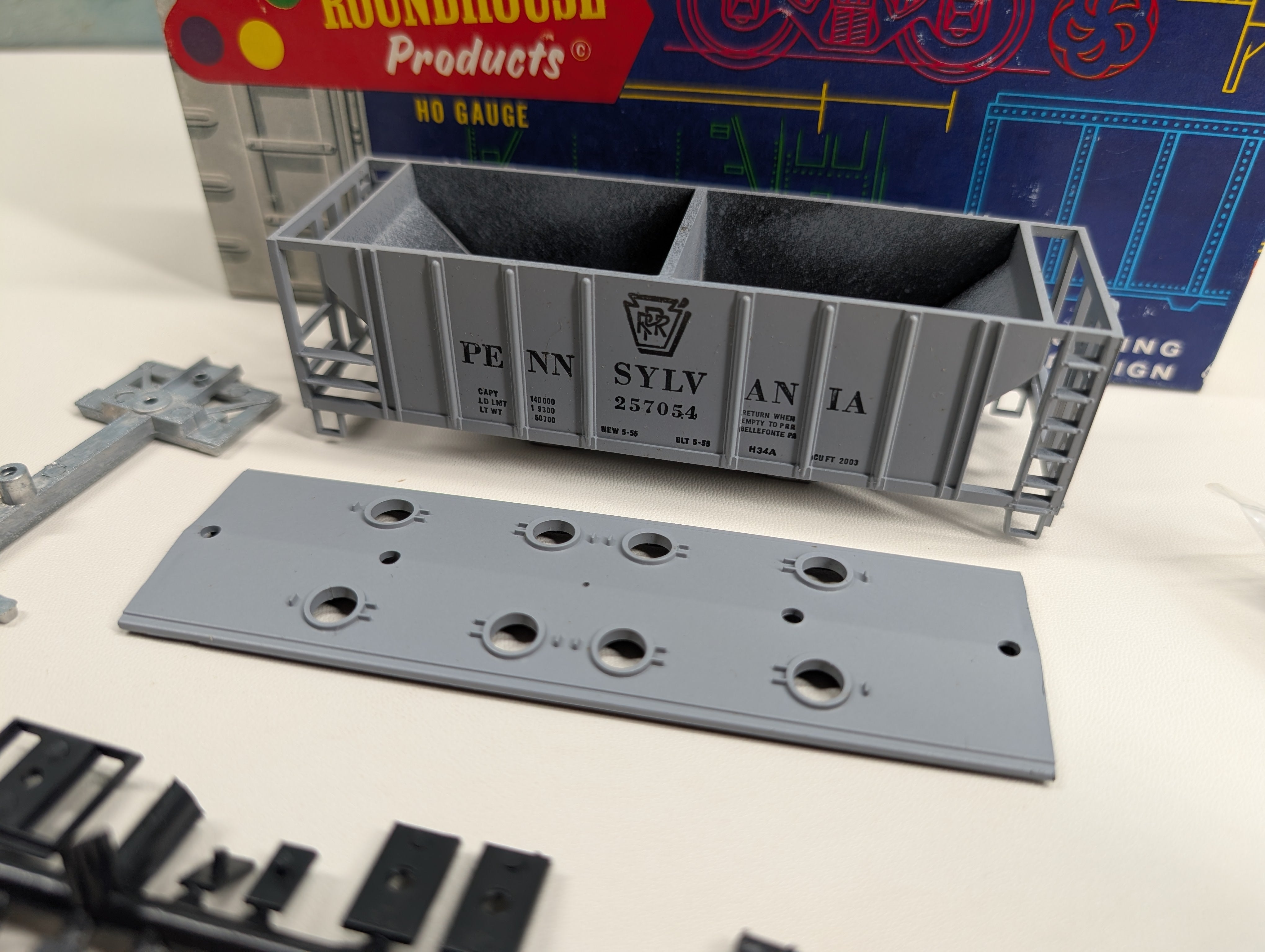 USED Roundhouse 1431 HO Scale 2 Bay Covered Hopper Pennsylvania PRR #257054 KIT