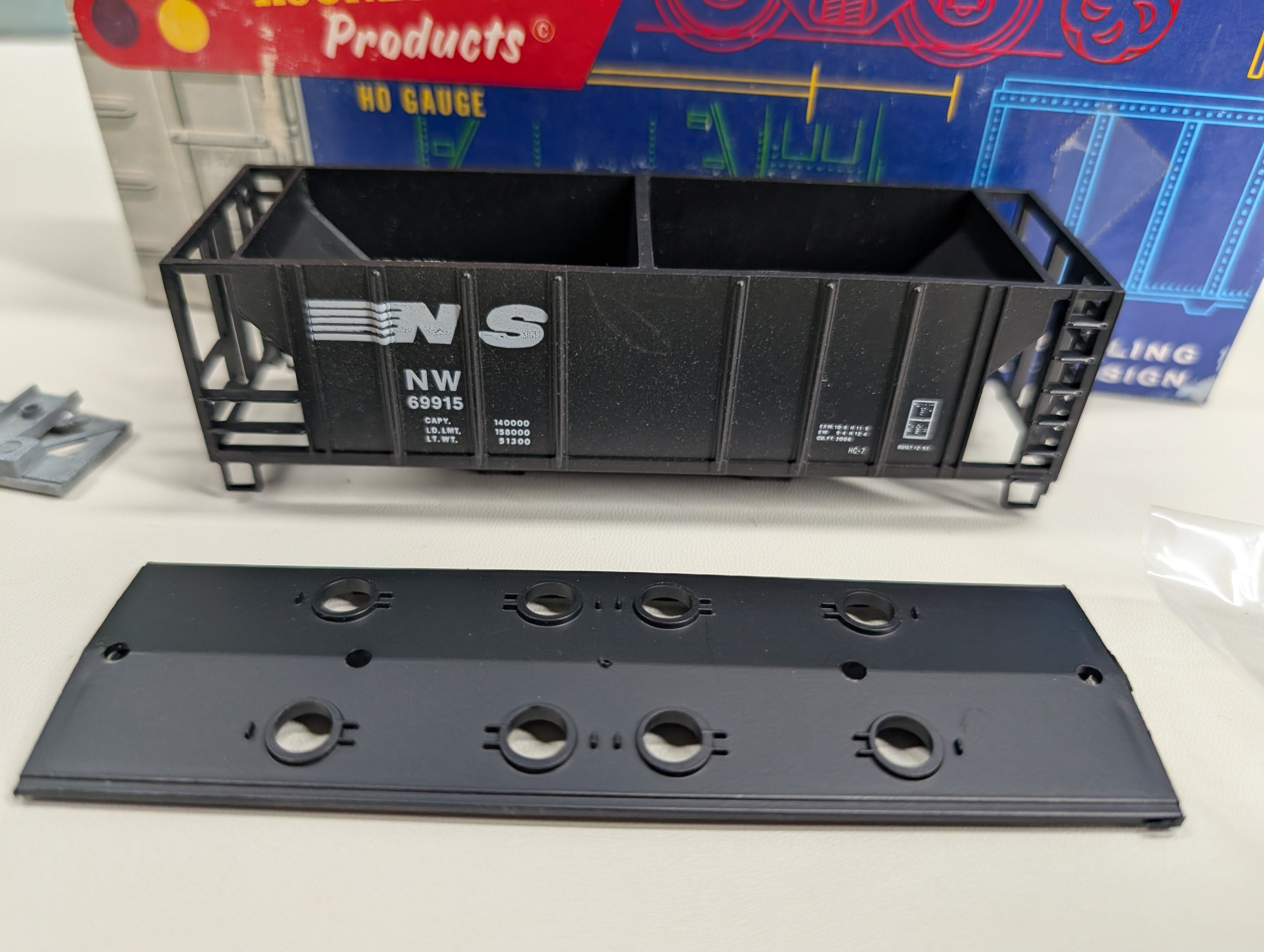 USED Roundhouse 4923 HO Scale 2 Bay Covered Hopper Norfolk Southern NW #69915 Bev-Bel KIT