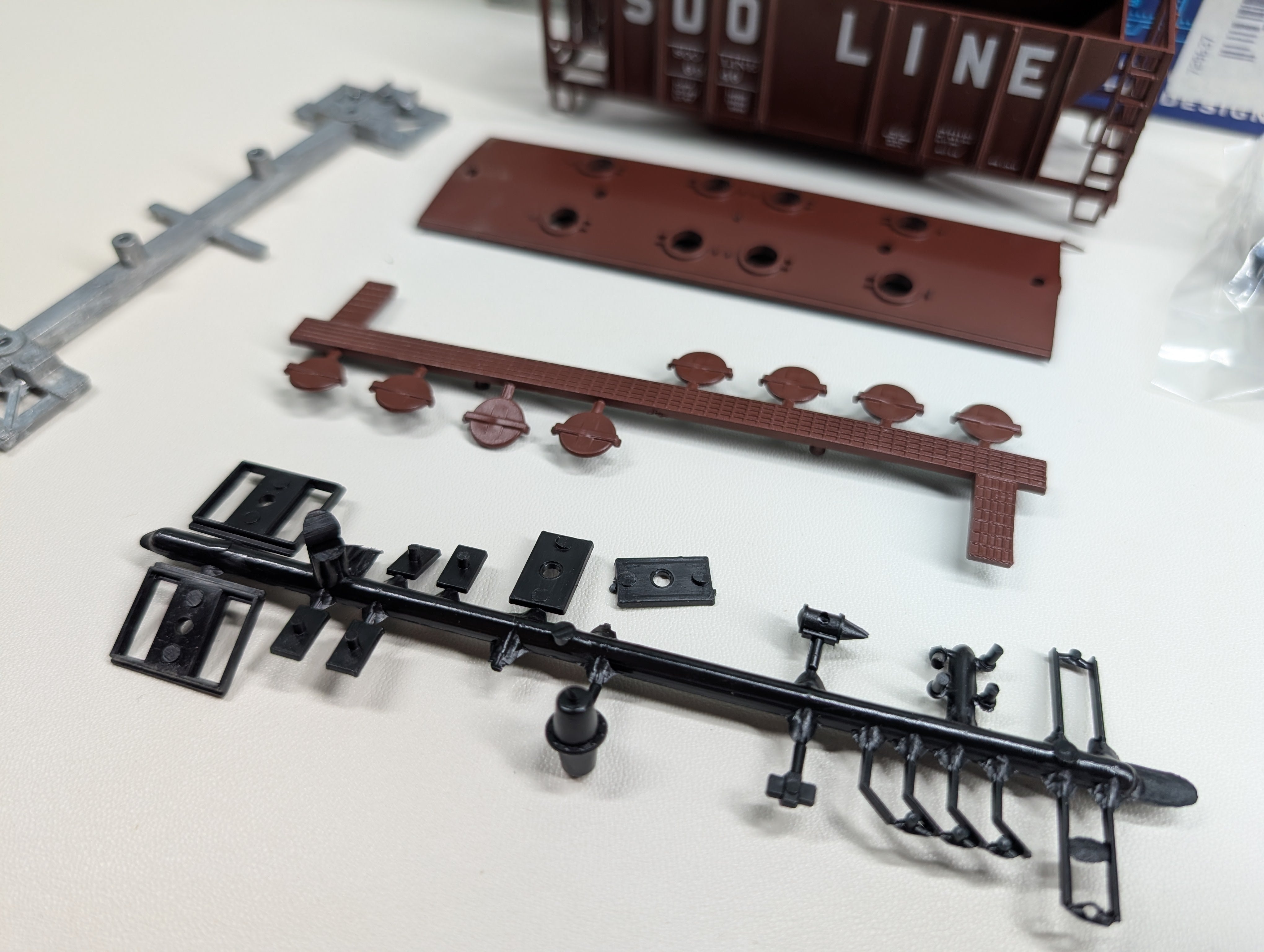 USED Roundhouse 4944 HO Scale 2 Bay Covered Hopper Soo Line #6946 Bev-Bel KIT