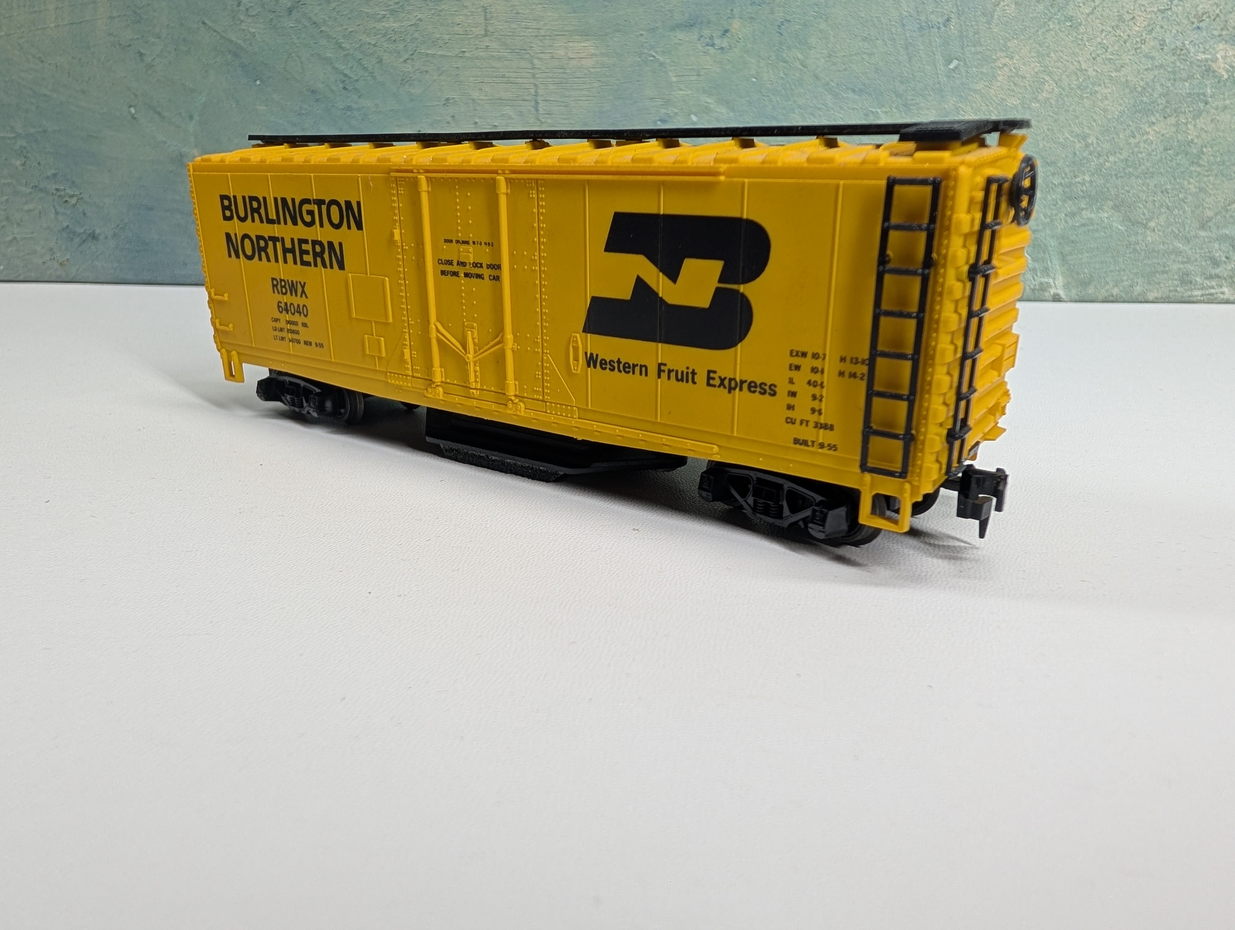 USED ROCO HO Scale Track Cleaning 40' Box Car Burlington Northern RBWX #64040