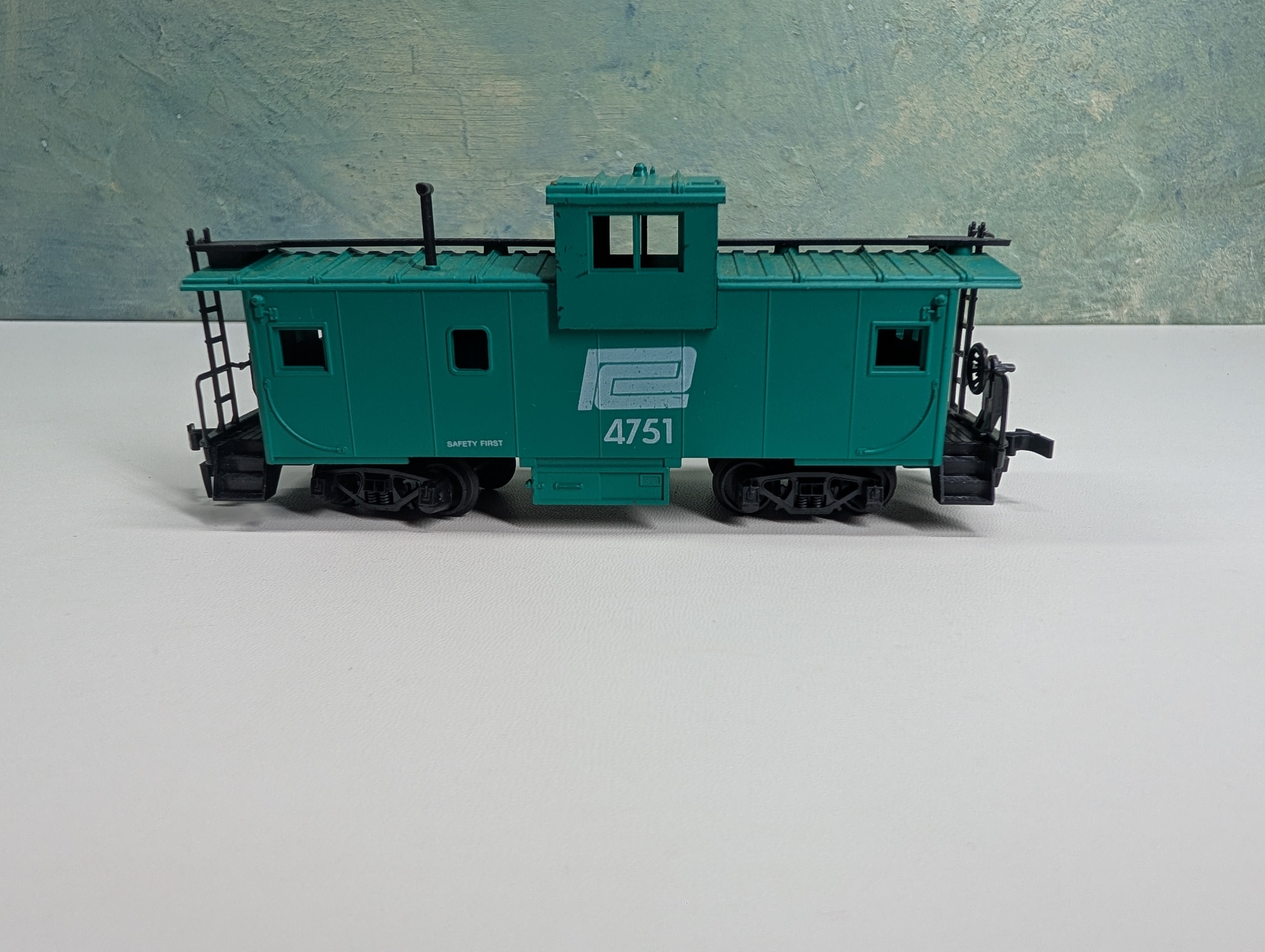 USED HO Scale Caboose Penn Central PC #4751