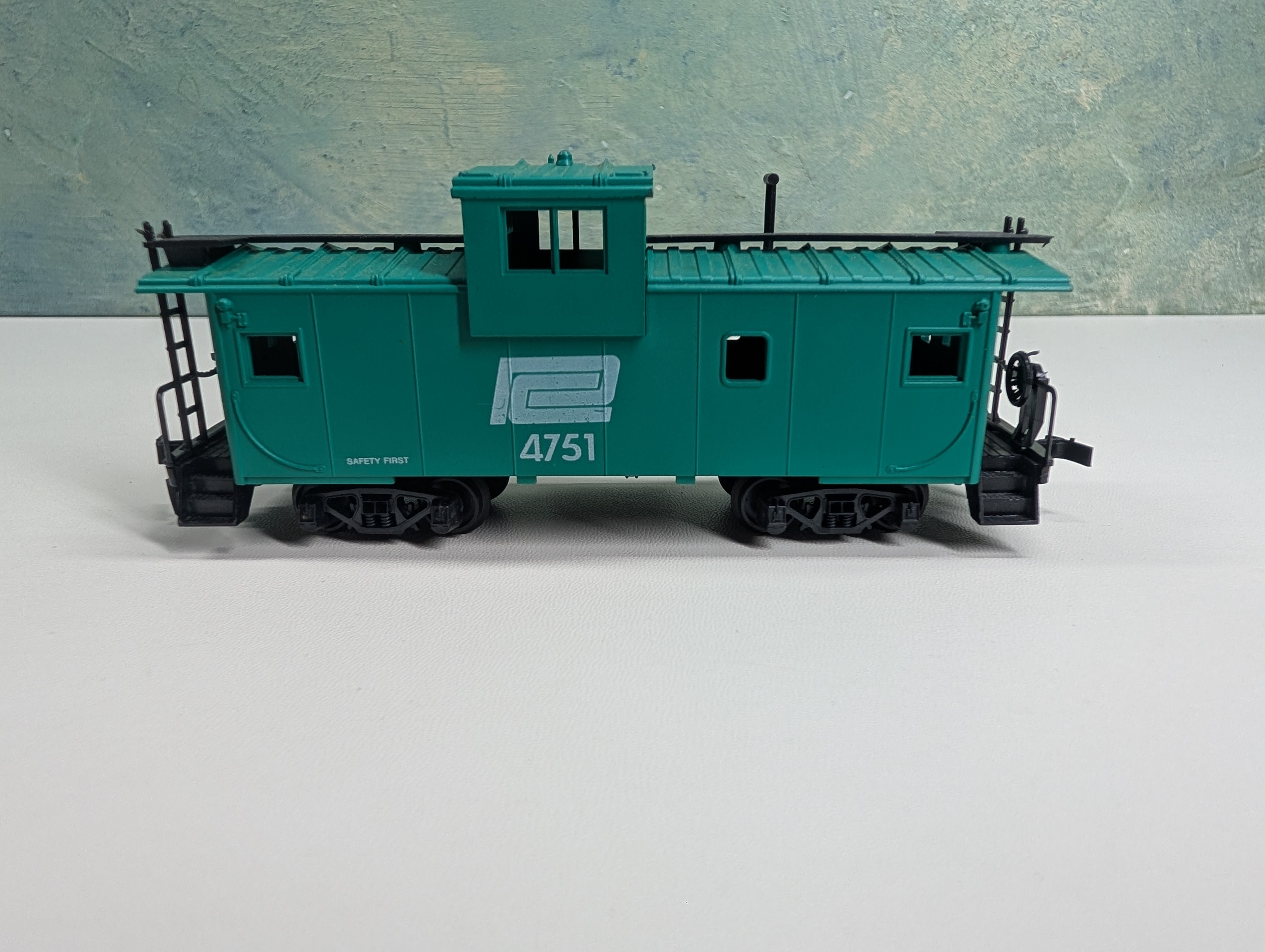 USED HO Scale Caboose Penn Central PC #4751