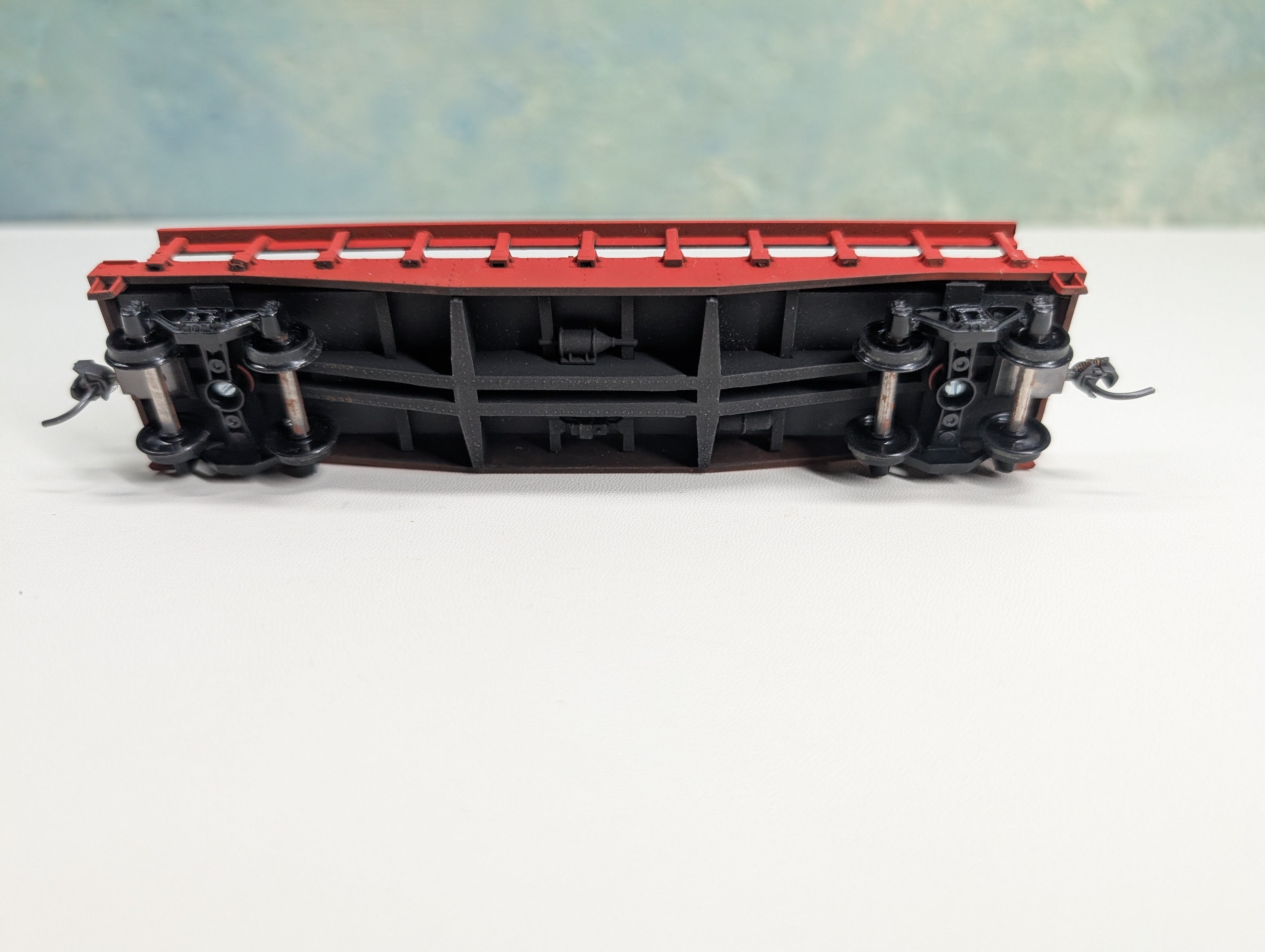 USED Athearn HO Scale Red 40' Flat Car w/ Stakes