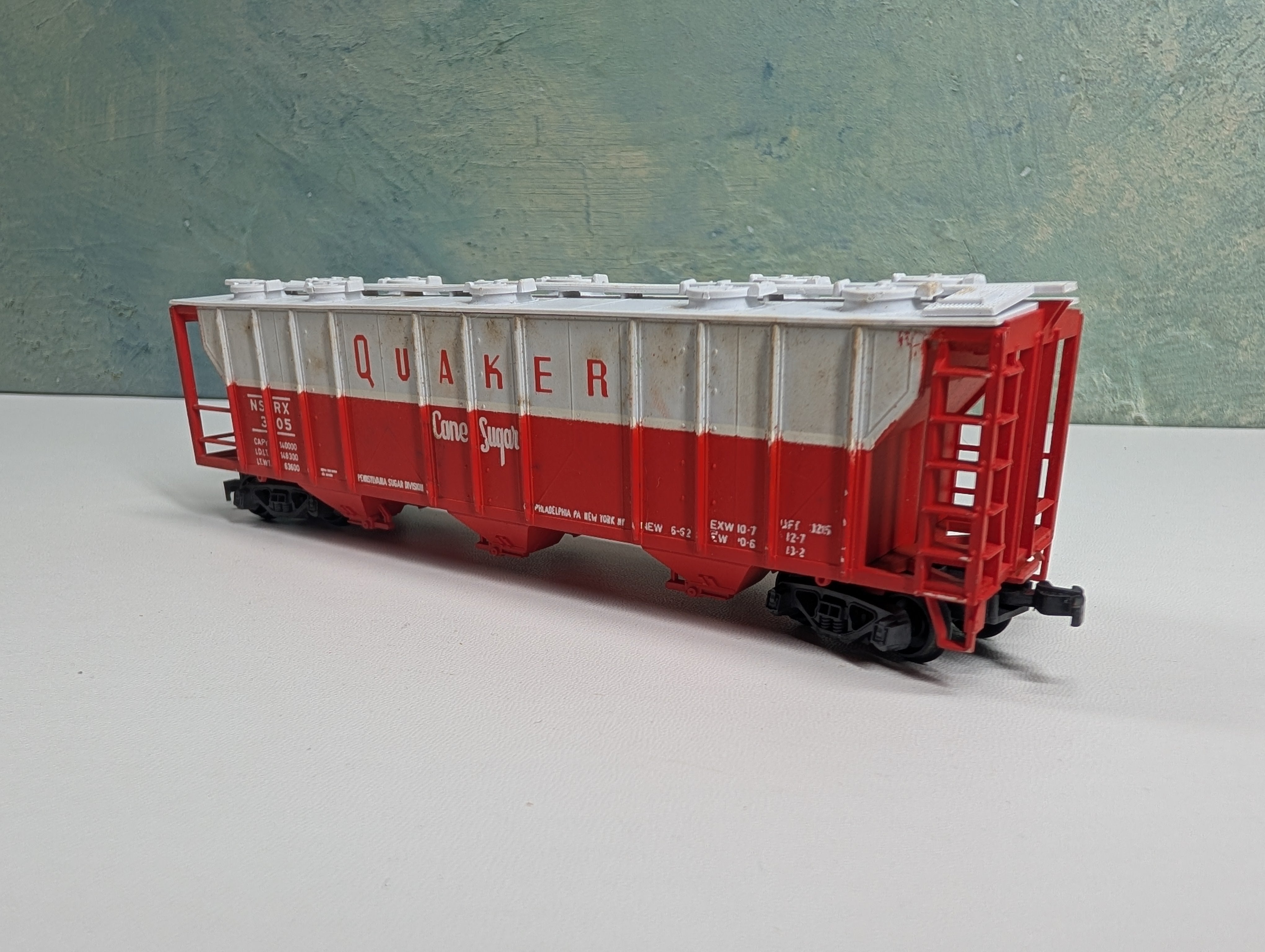 USED HO Scale 3 Bay Covered Hopper Quaker Cane Sugar NSRX #305