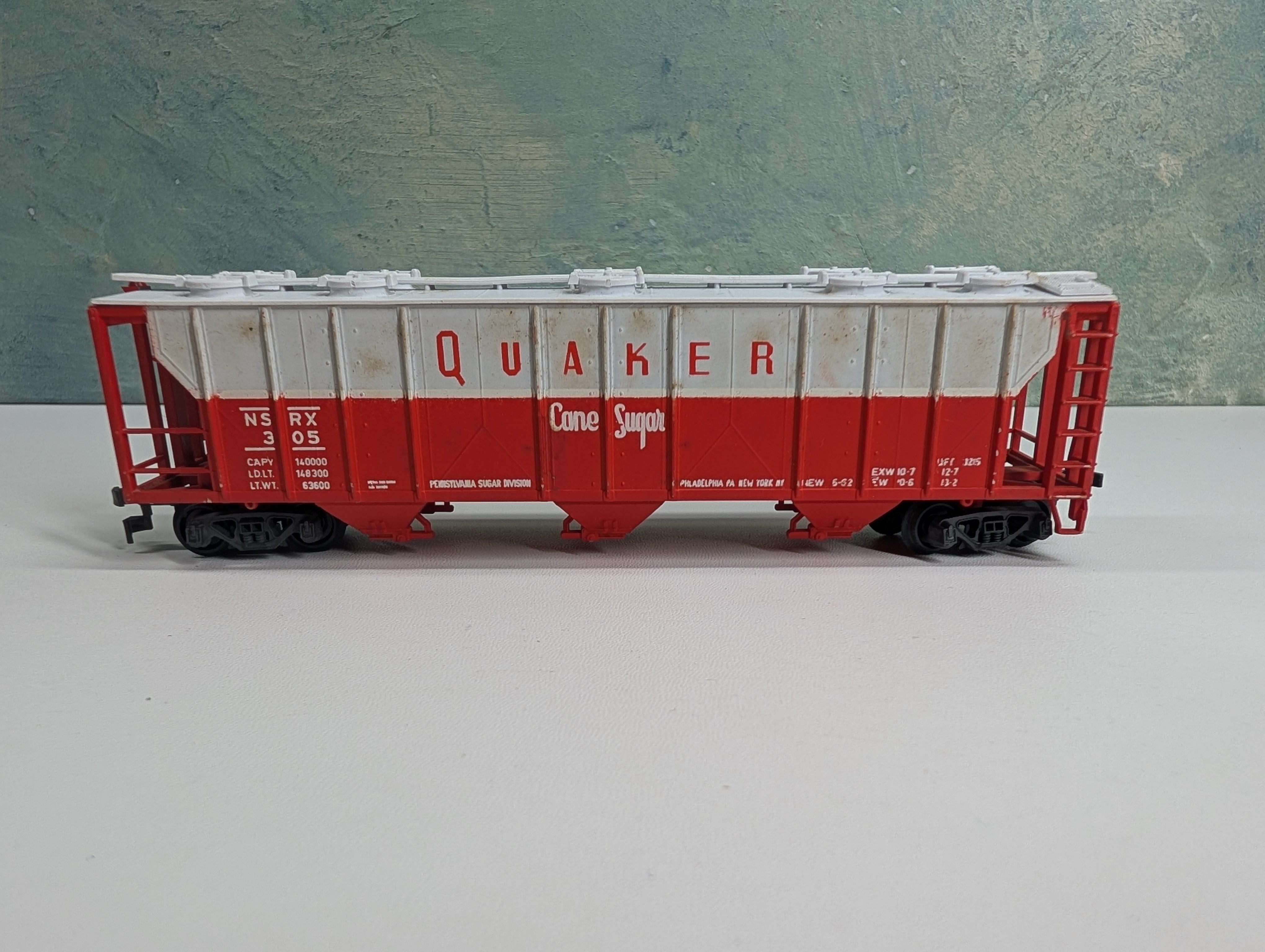USED HO Scale 3 Bay Covered Hopper Quaker Cane Sugar NSRX #305