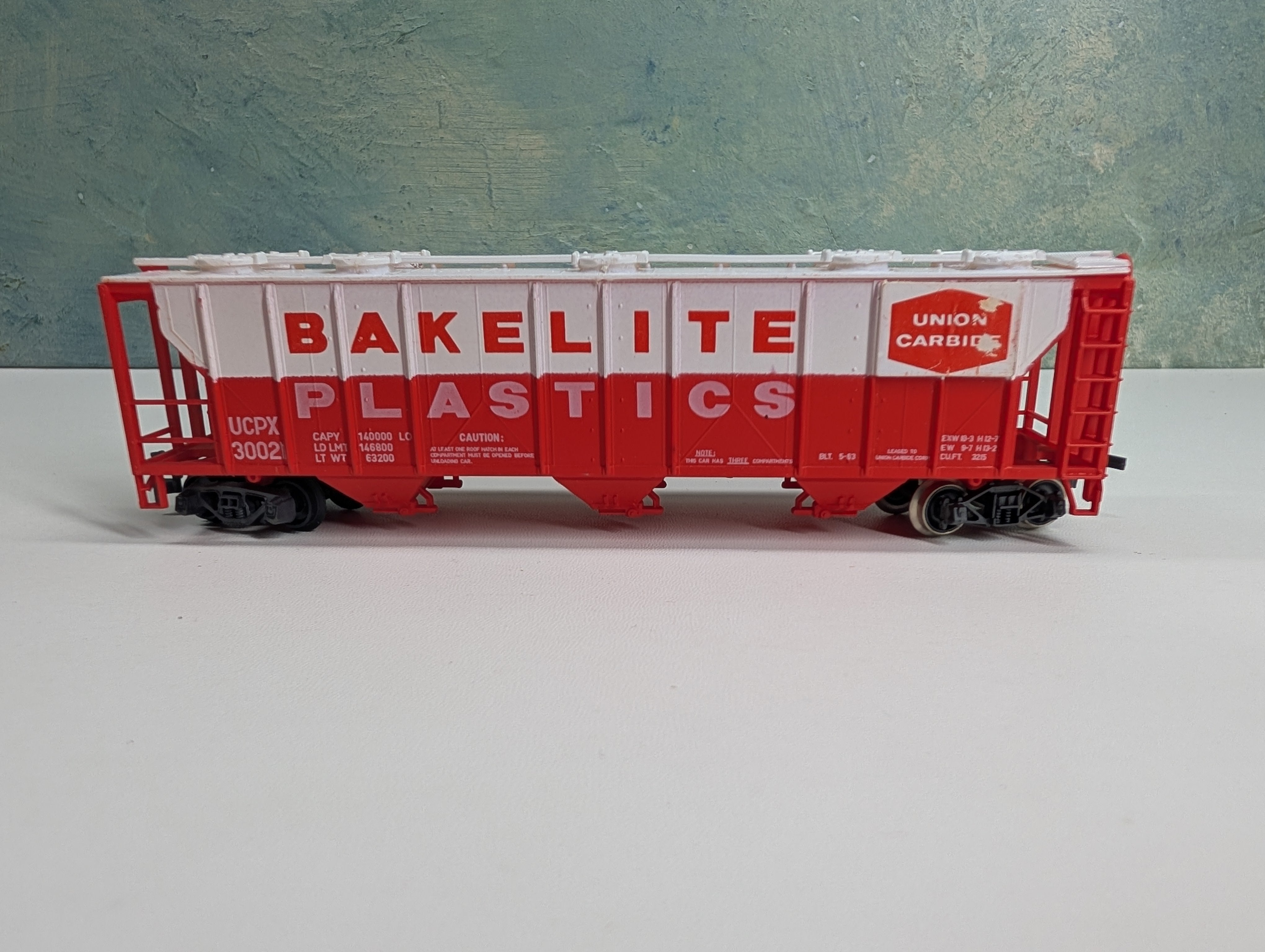USED HO Scale 3 Bay Covered Hopper Bakelite Plastics UCPX #30021 Union Carbide