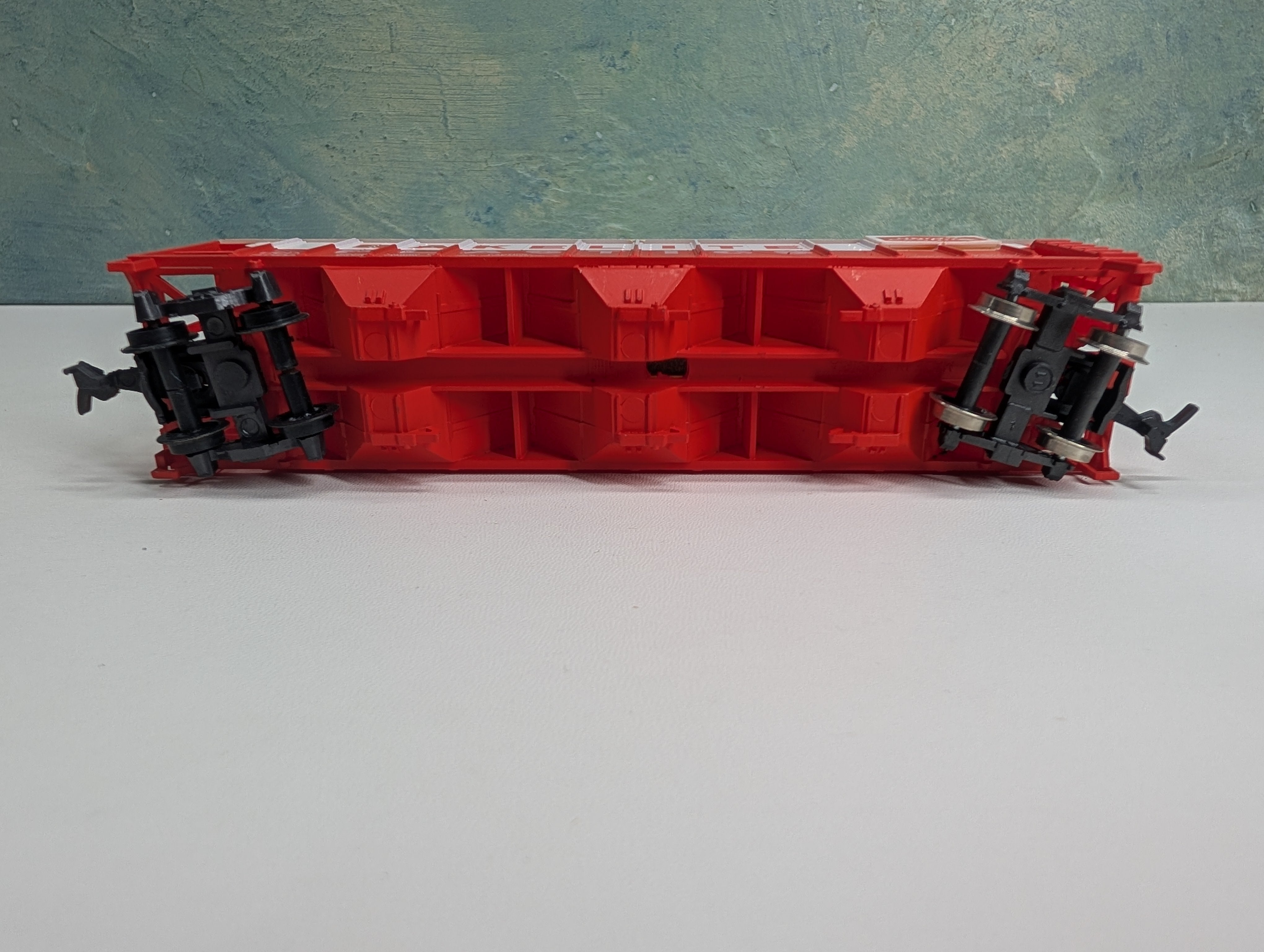 USED HO Scale 3 Bay Covered Hopper Bakelite Plastics UCPX #30021 Union Carbide