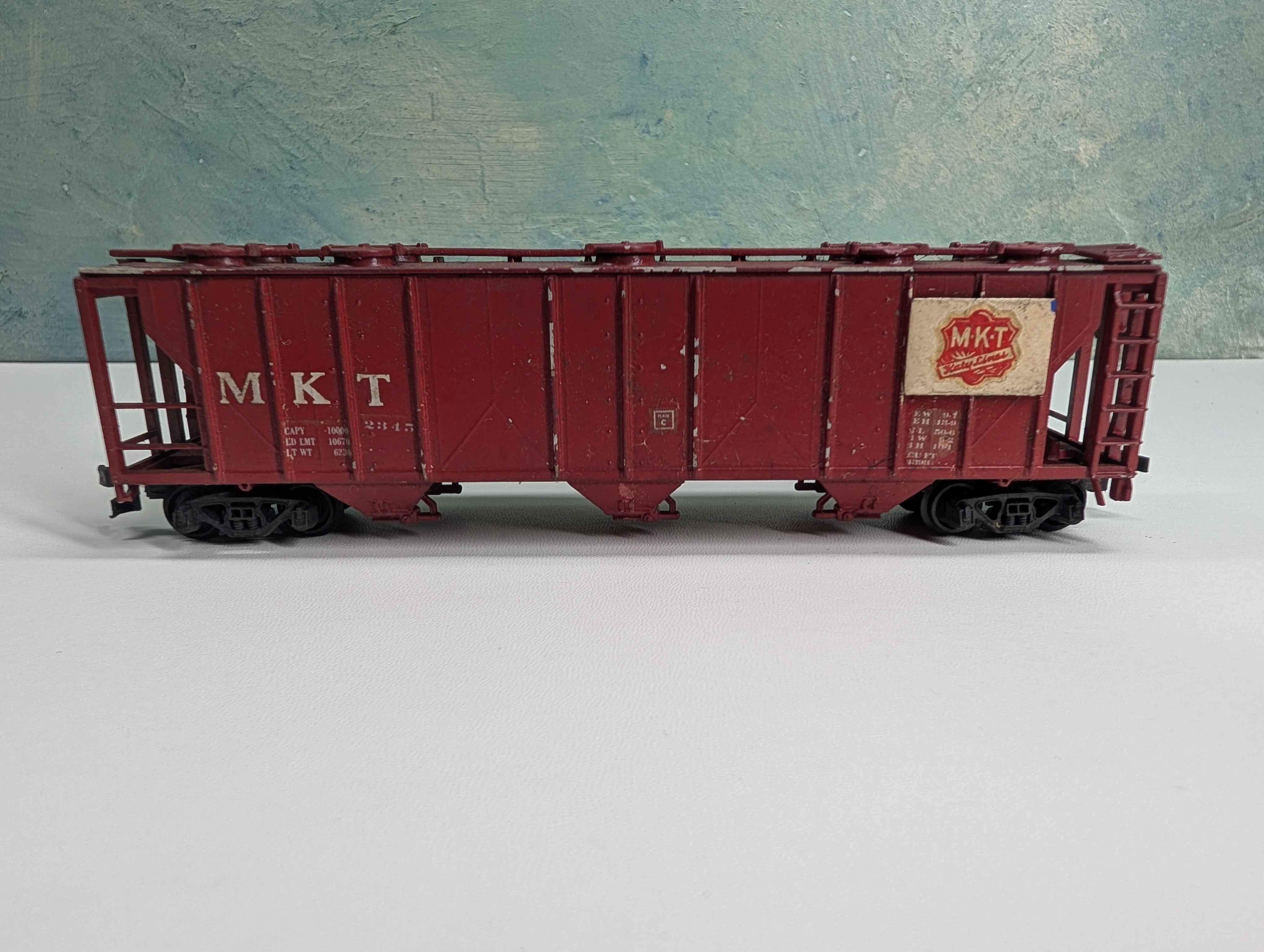 USED HO Scale 3 Bay Covered Hopper MKT #2345 Rough Decals