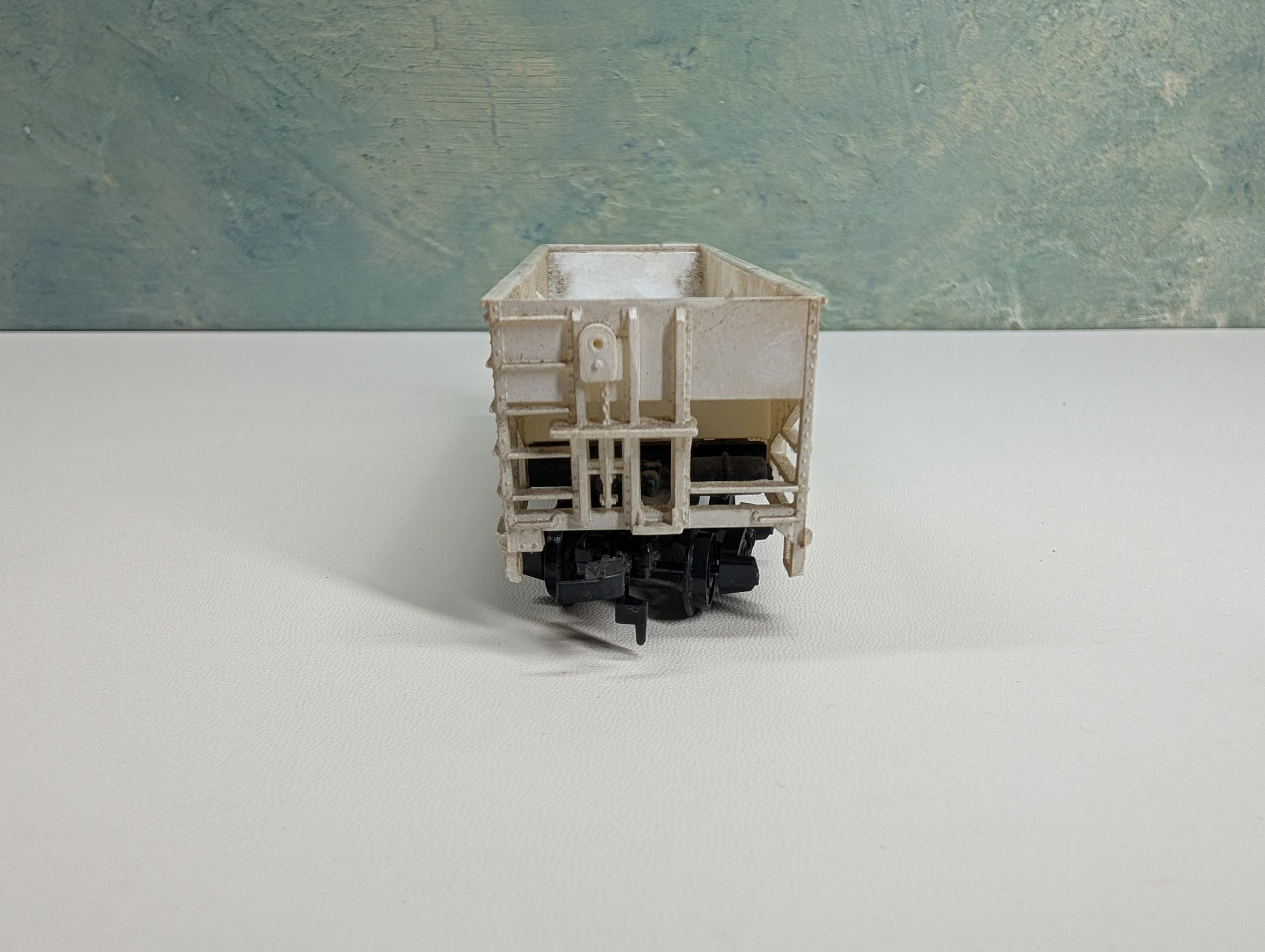 USED Tyco HO Scale Operating 2 Bay Hopper Undecorated White