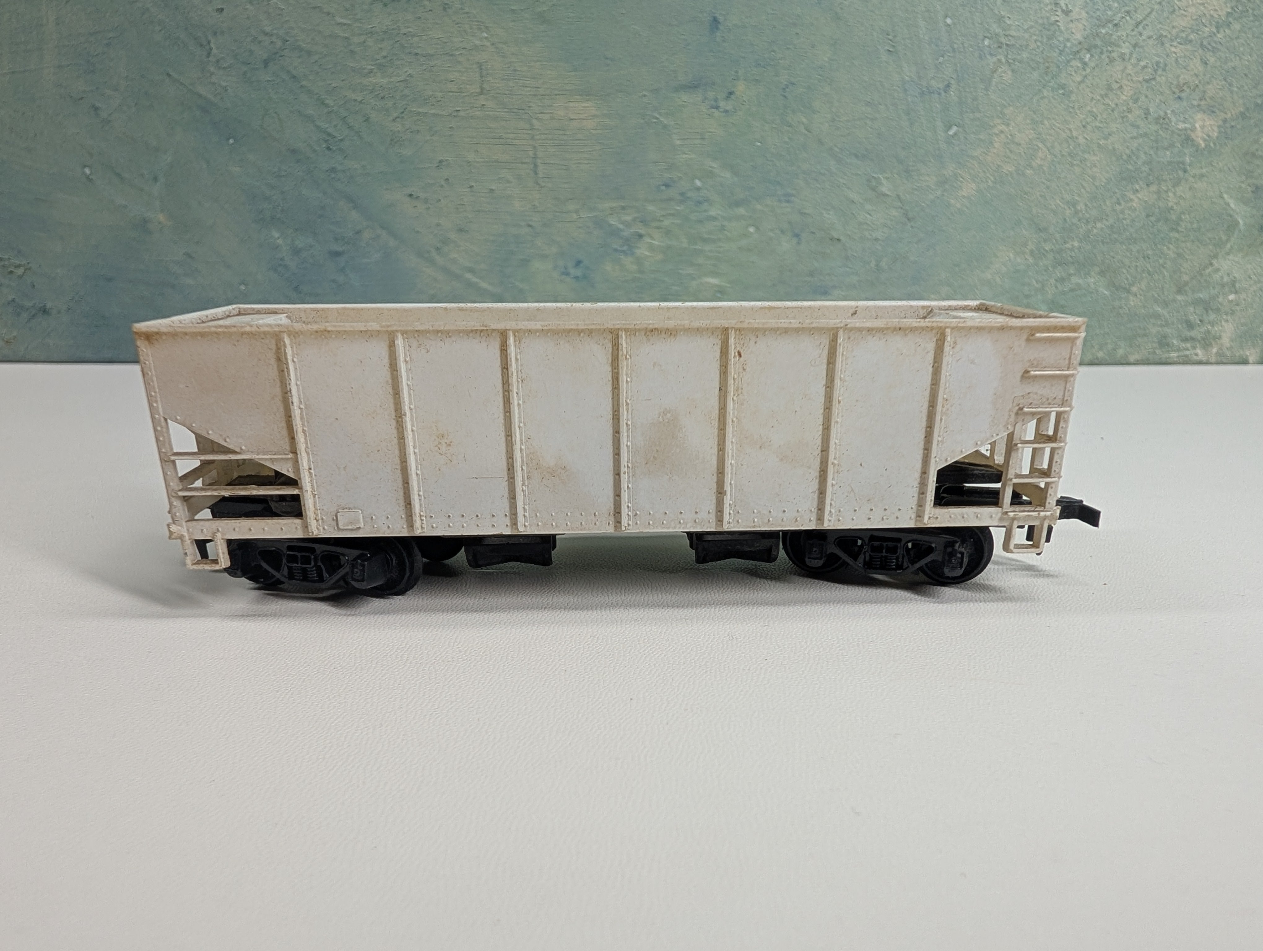 USED Tyco HO Scale Operating 2 Bay Hopper Undecorated White