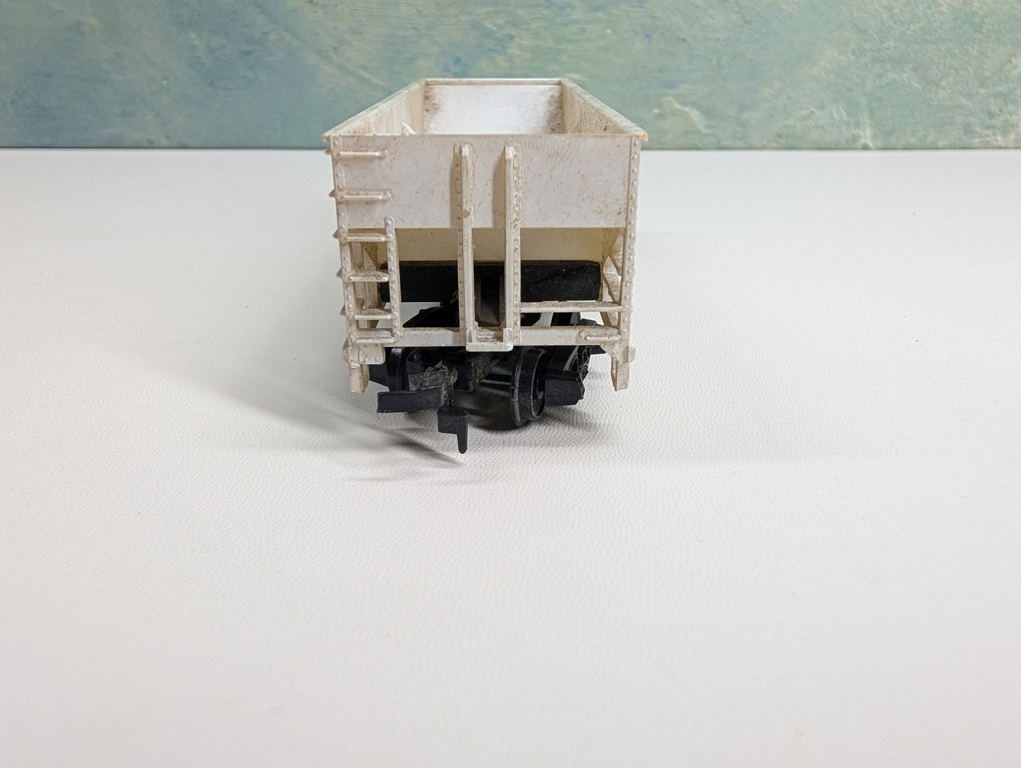 USED Tyco HO Scale Operating 2 Bay Hopper Undecorated White