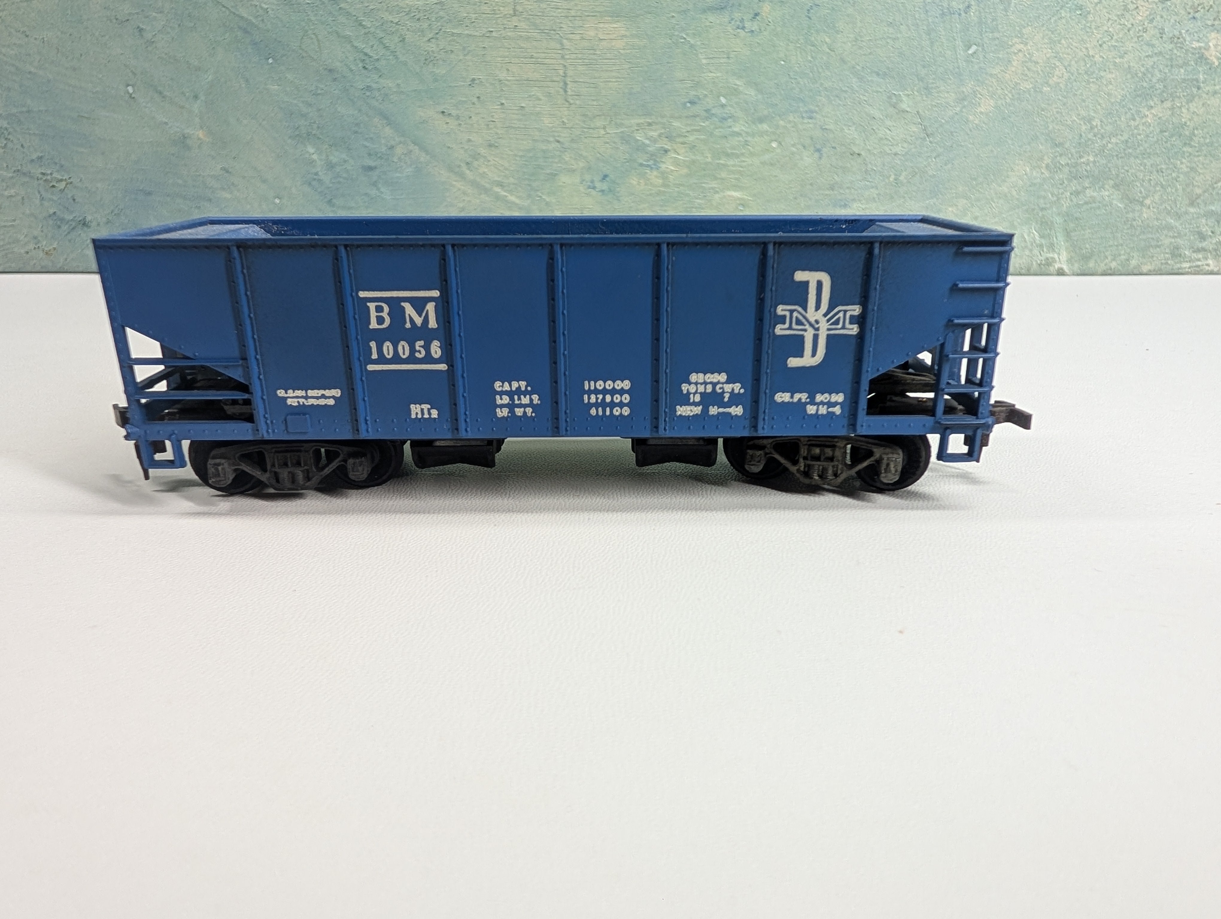 USED Tyco HO Scale Operating 2 Bay Hopper Boston and Maine BM #10056