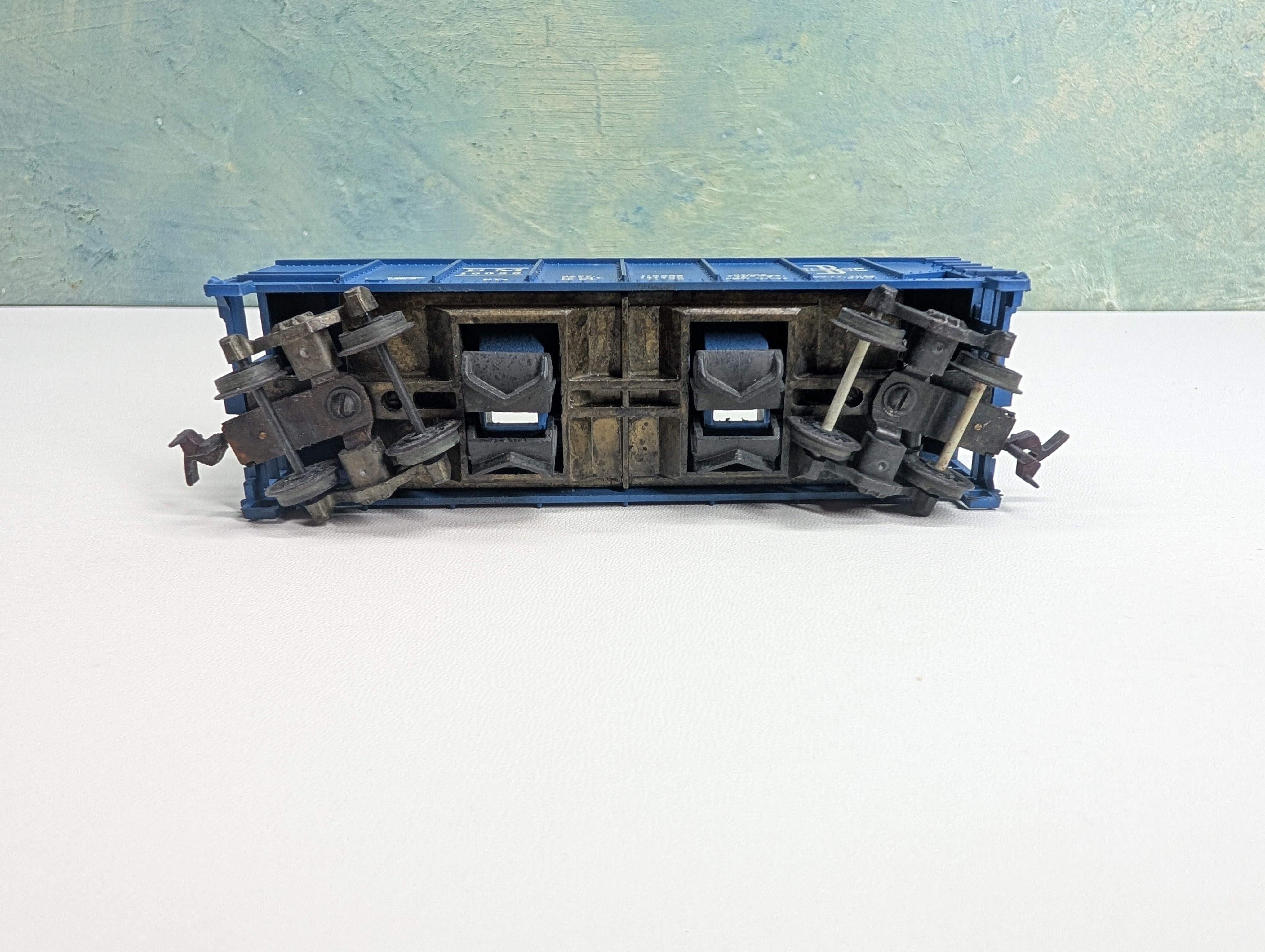 USED Tyco HO Scale Operating 2 Bay Hopper Boston and Maine BM #10056