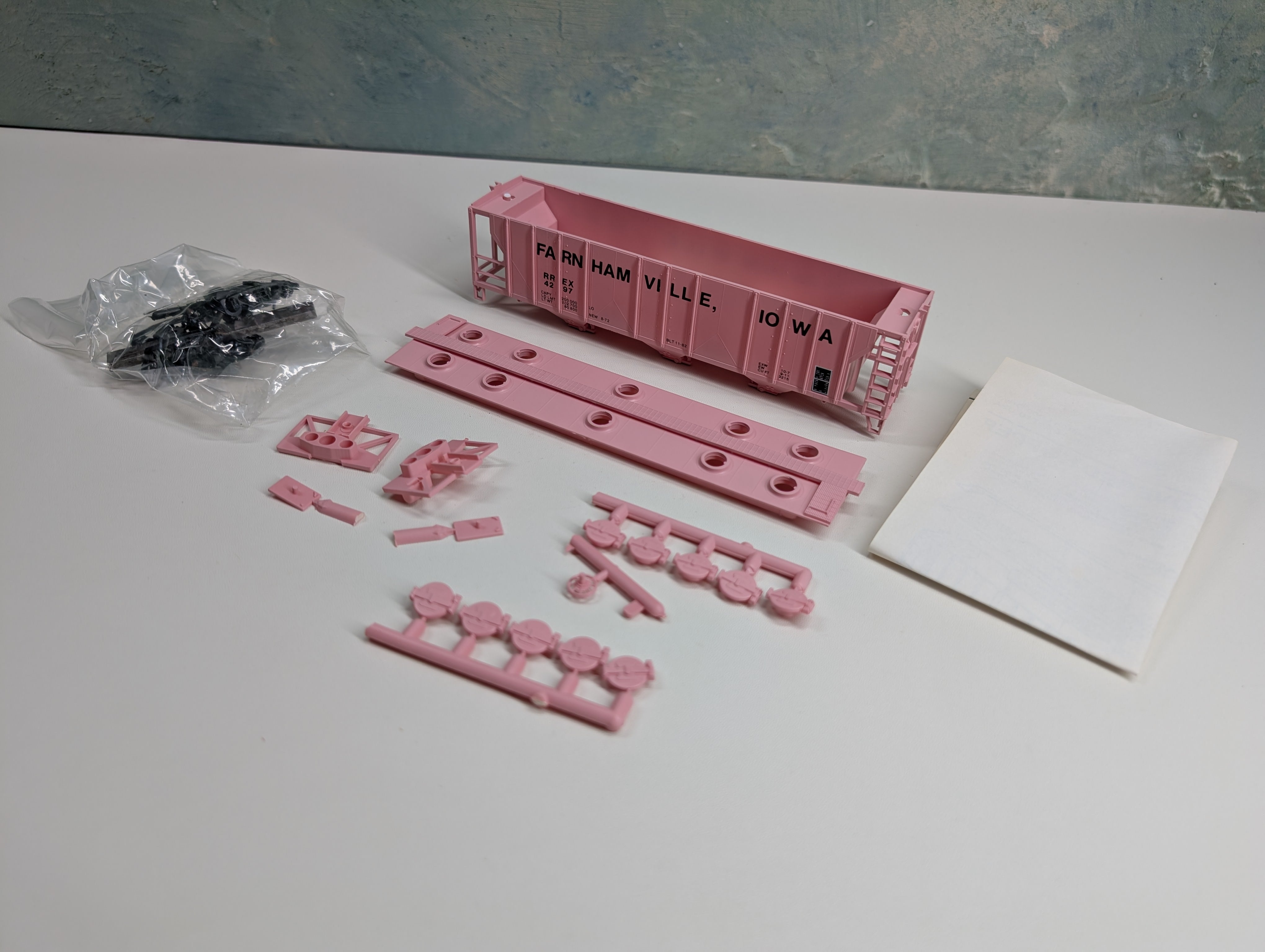 USED Con-Cor HO Scale 3 Bay 47' Covered Hopper Farnhamville Coop RREX #4297 Iowa KIT