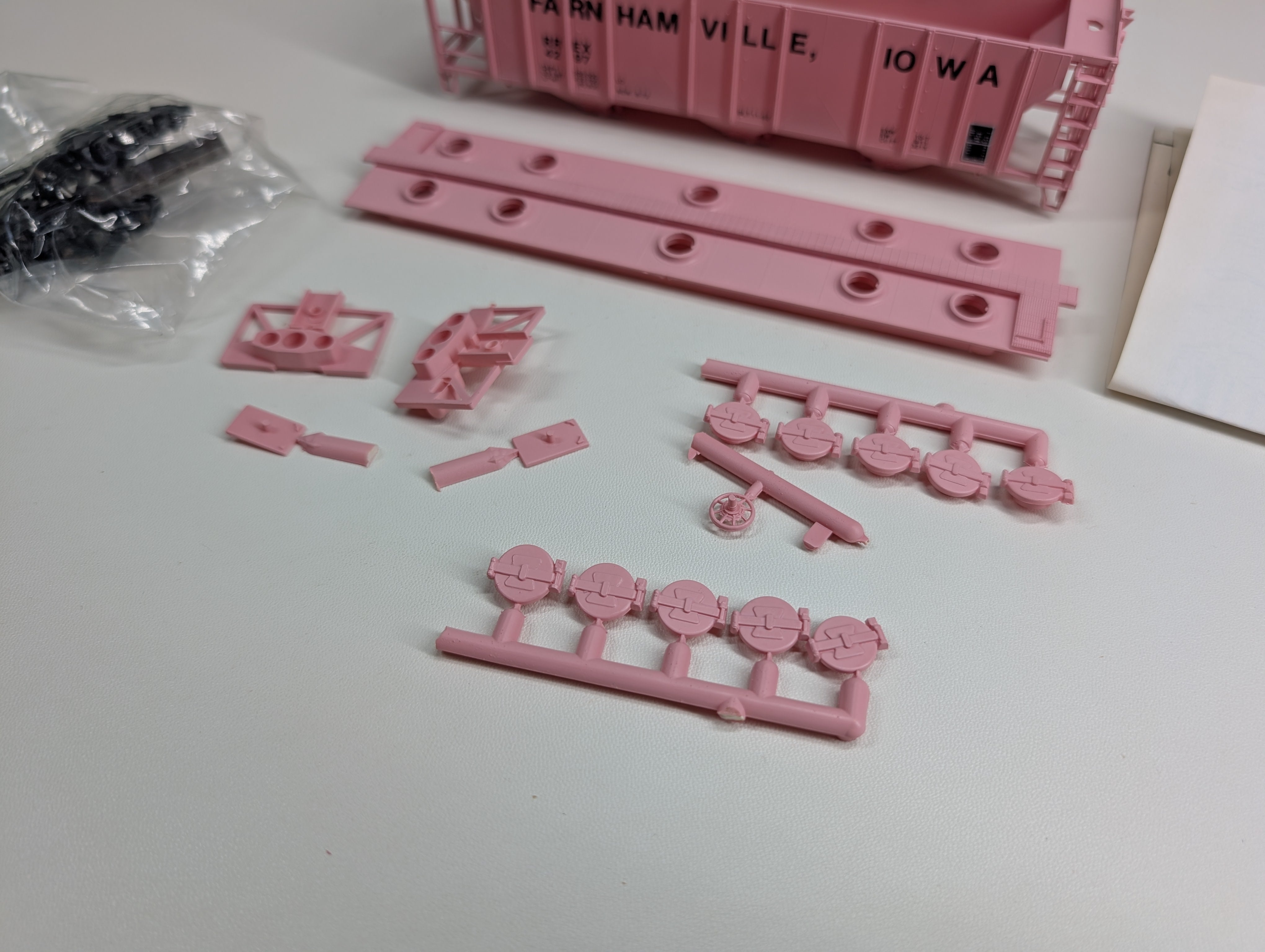 USED Con-Cor HO Scale 3 Bay 47' Covered Hopper Farnhamville Coop RREX #4297 Iowa KIT