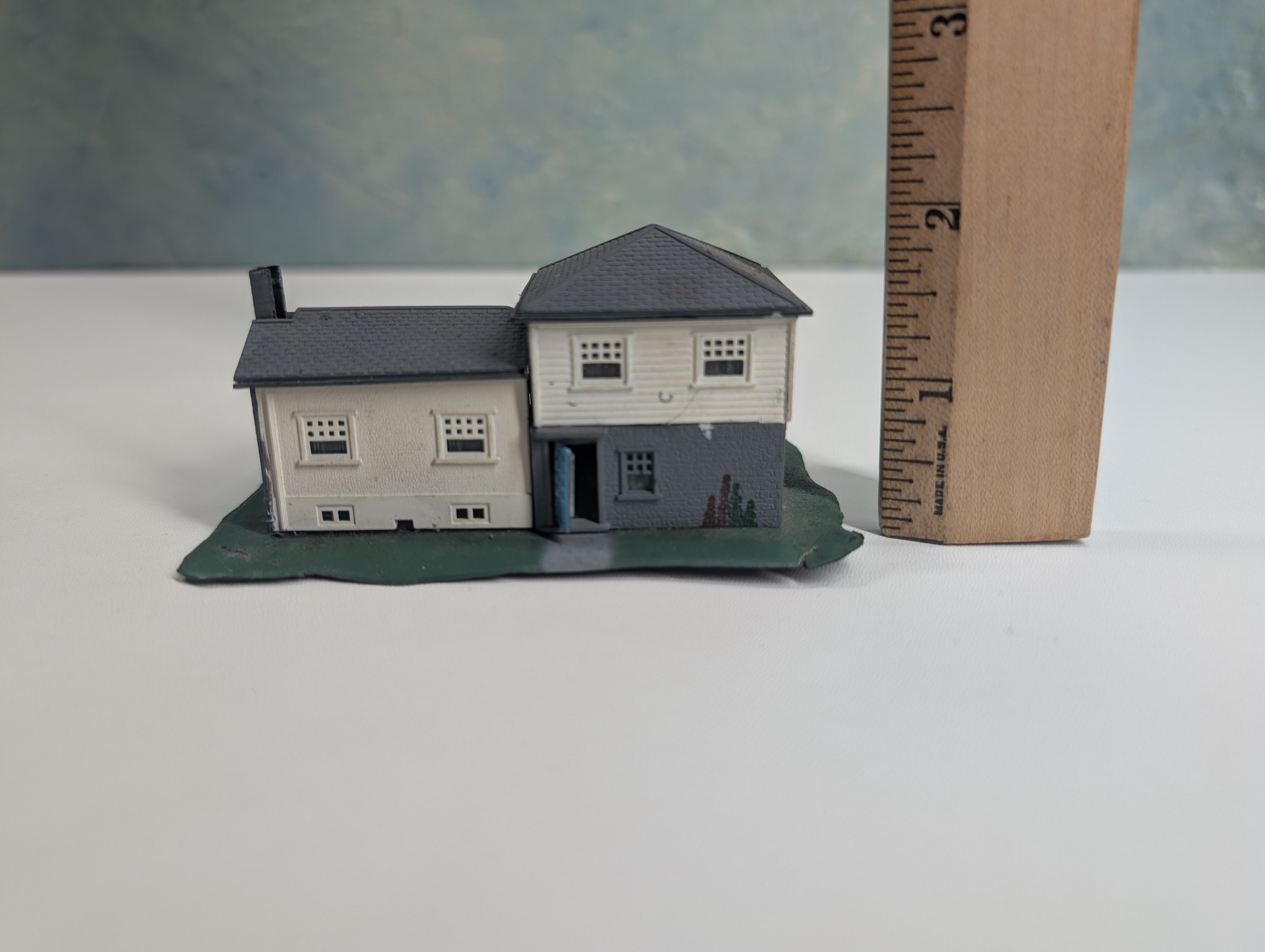 USED Bachmann N Scale Split-Level House Blue and Gray