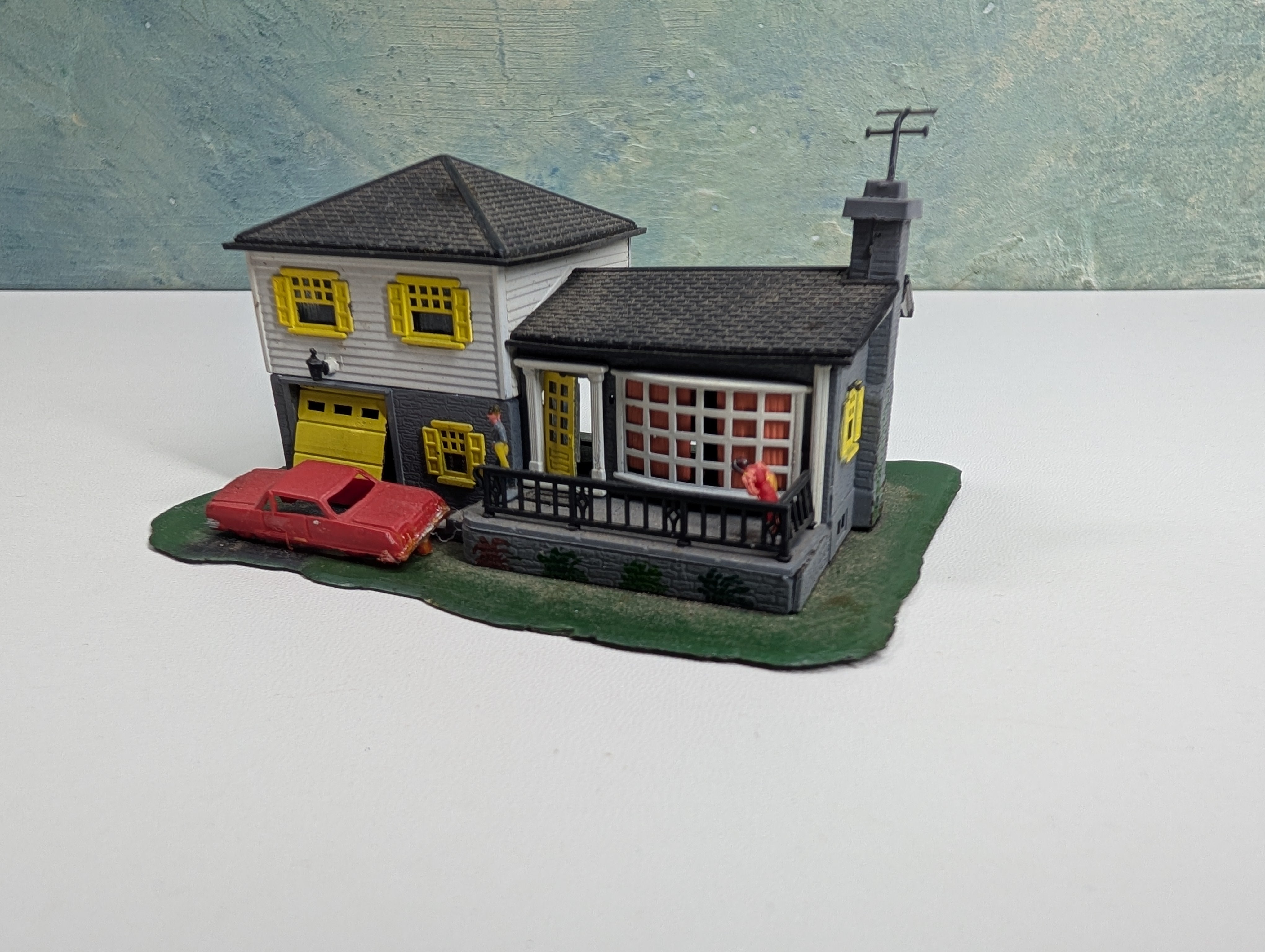 USED Bachmann N Scale Split-Level House White and Gray