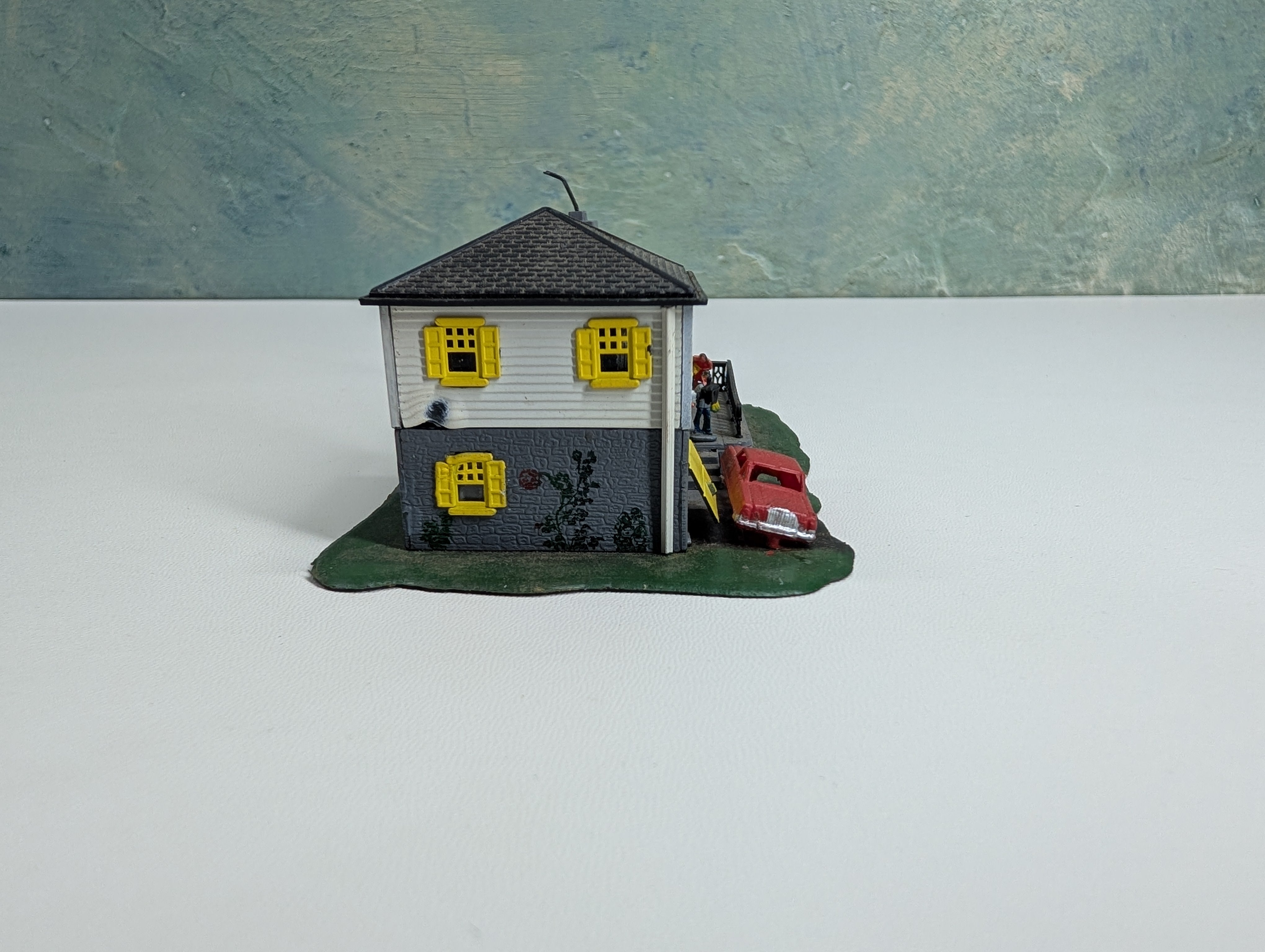 USED Bachmann N Scale Split-Level House White and Gray