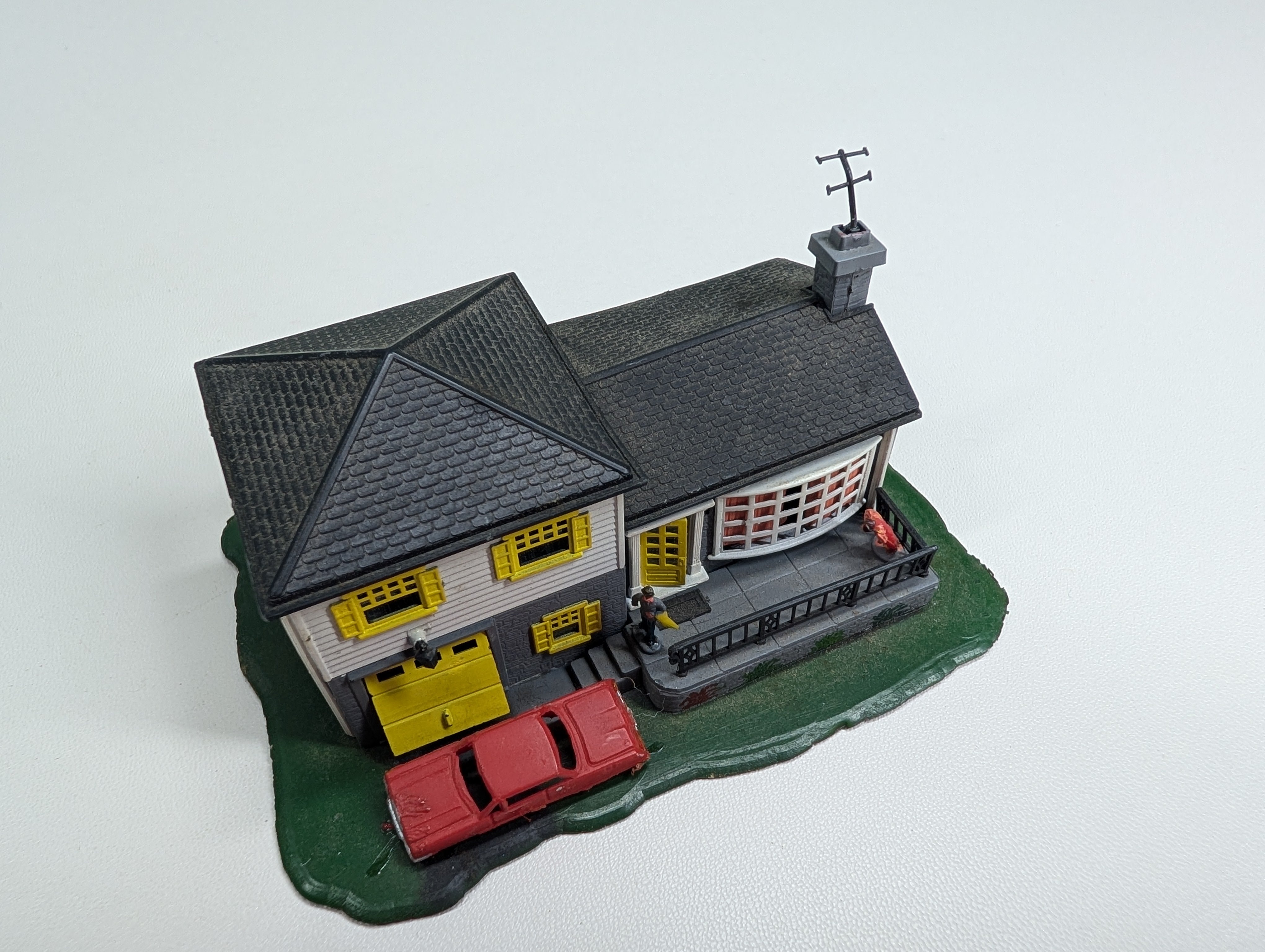 USED Bachmann N Scale Split-Level House White and Gray