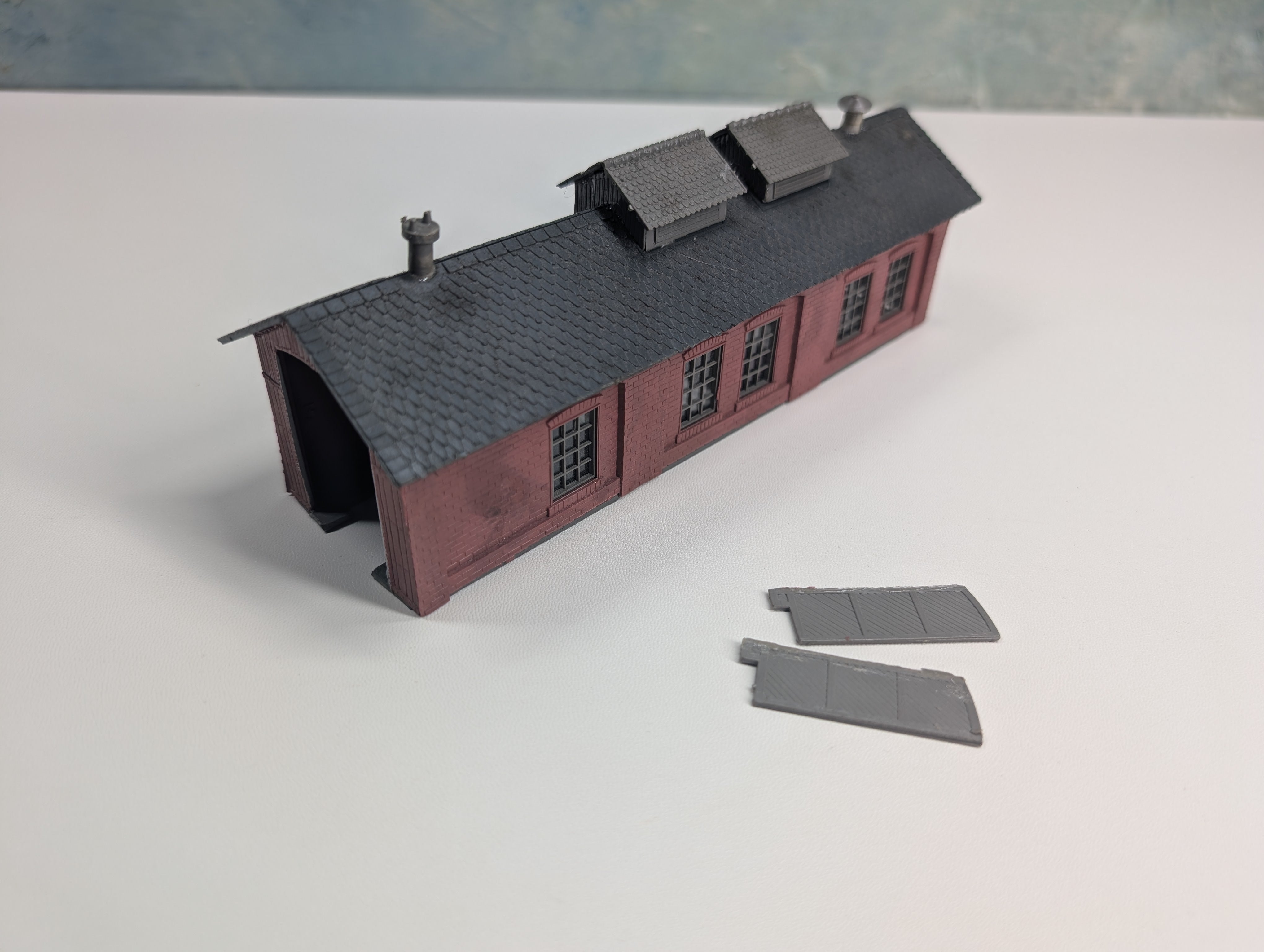 USED N Scale Single Stall Engine House, Brick