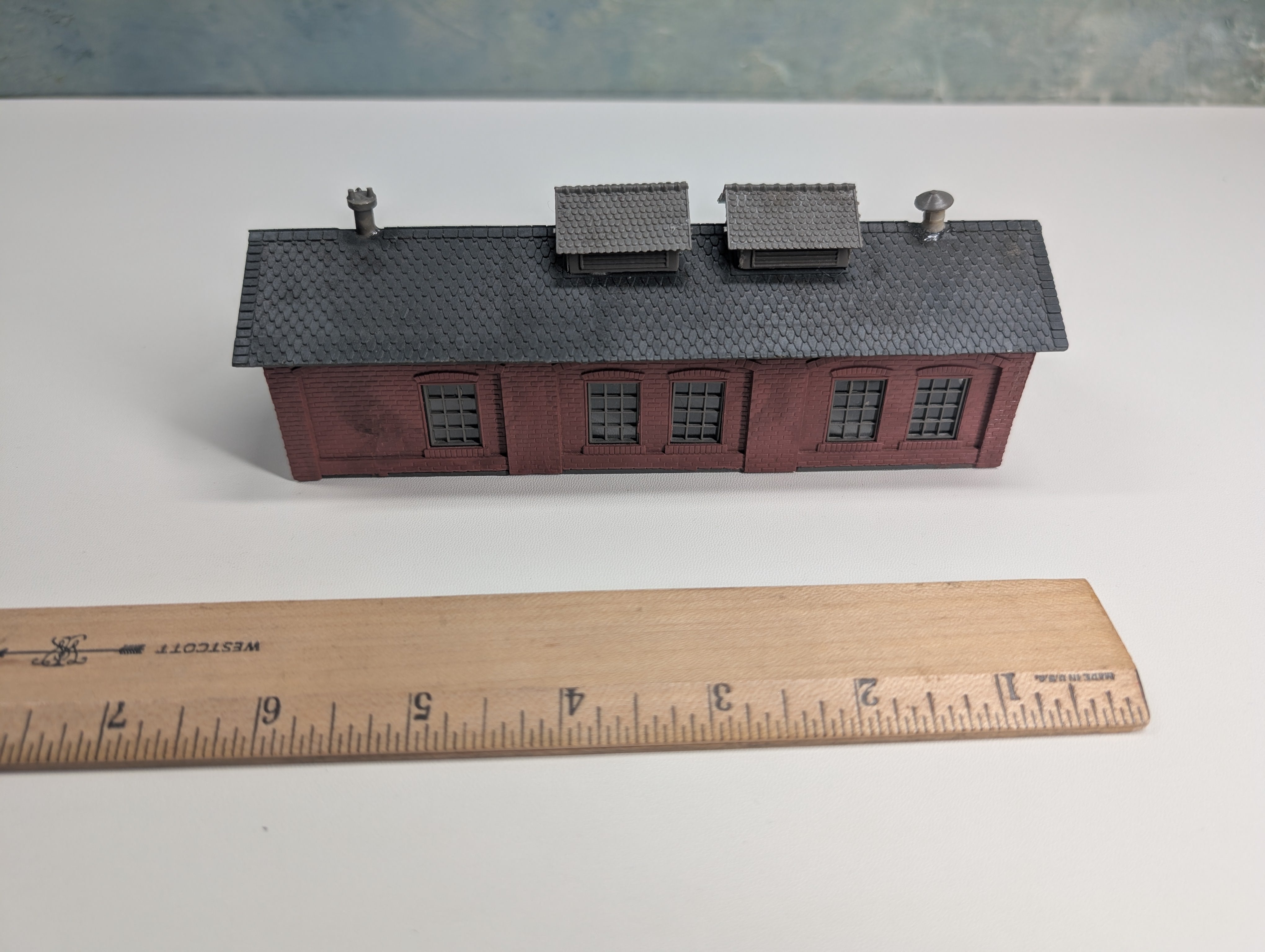 USED N Scale Single Stall Engine House, Brick