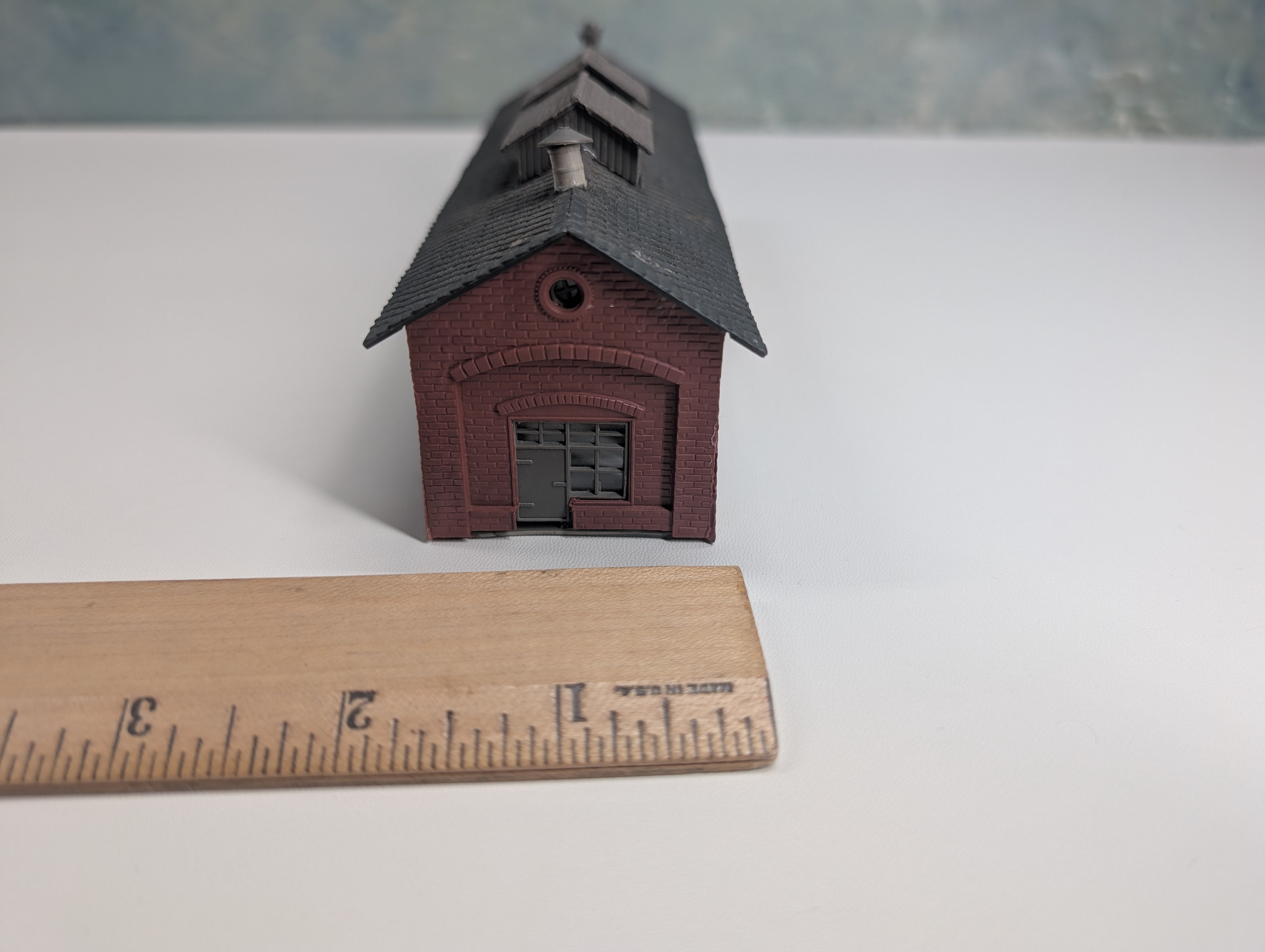 USED N Scale Single Stall Engine House, Brick