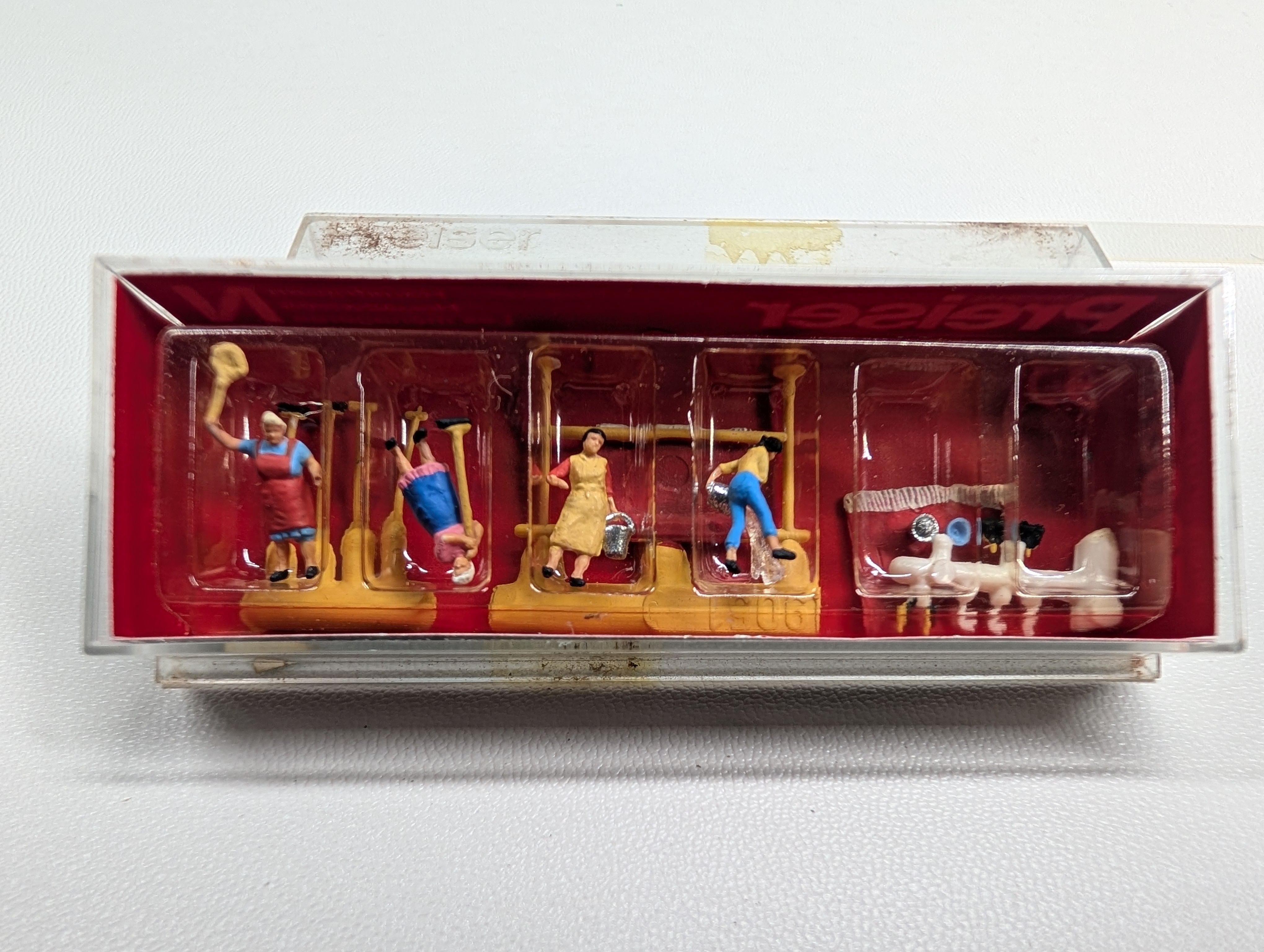 USED Preiser 79051 N Scale Housewives with Cleaning Accessories (4 pcs)