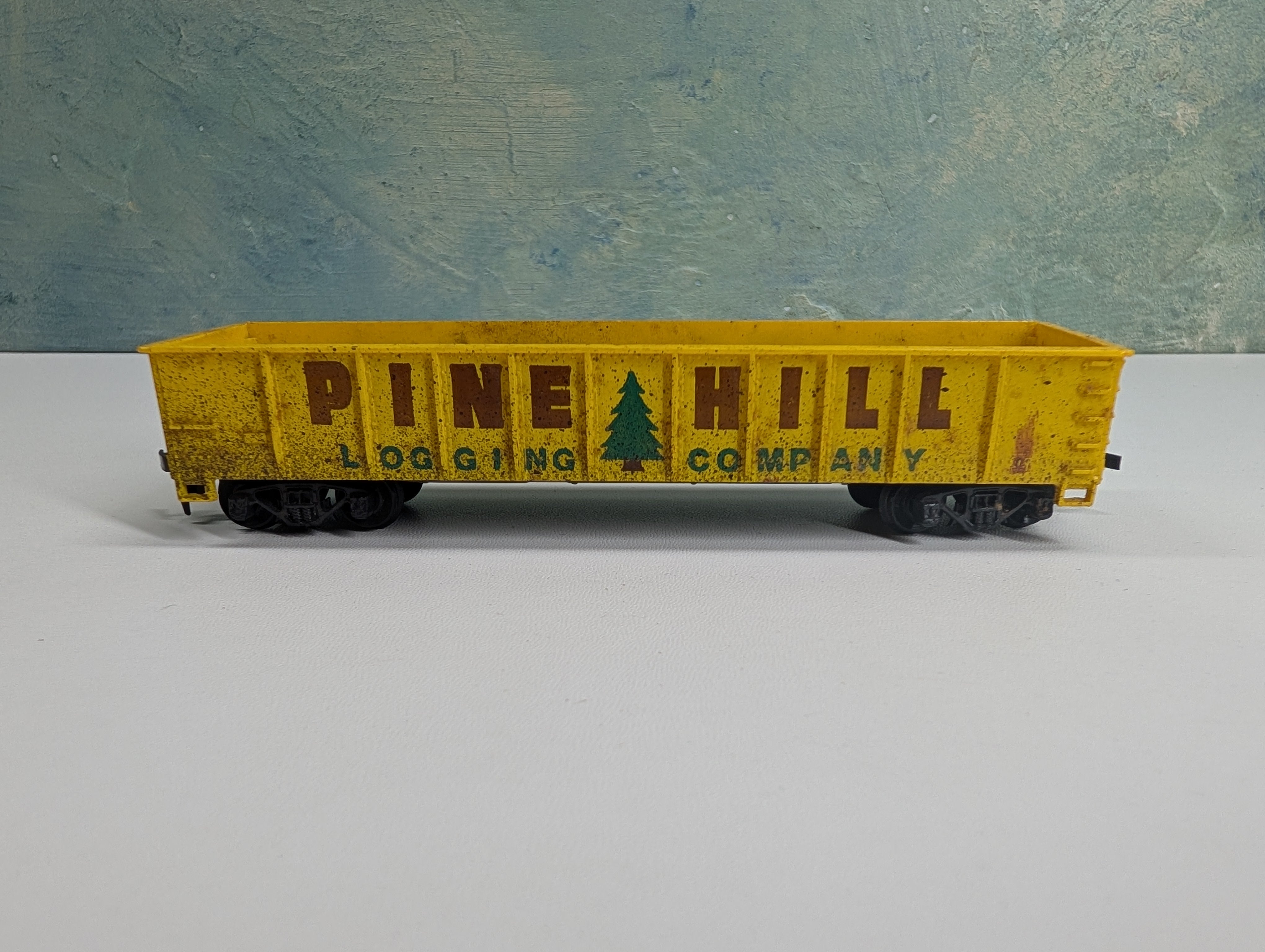 USED Tyco HO Scale 40' Gondola Pine Hill Logging Company Weathered