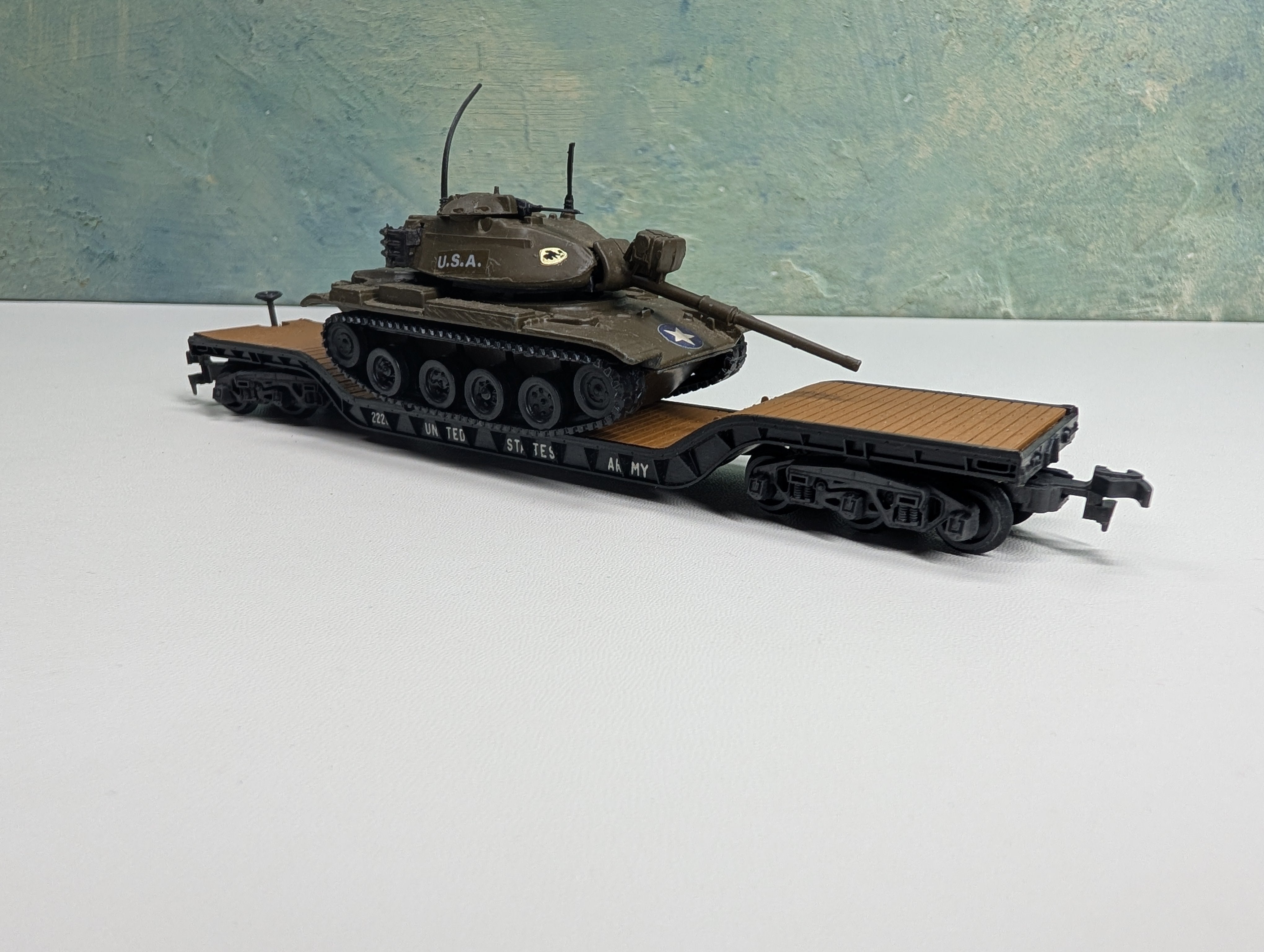 USED HO Scale Center Depressed Flat Car w/ Army Tank Car Load US Army 2220
