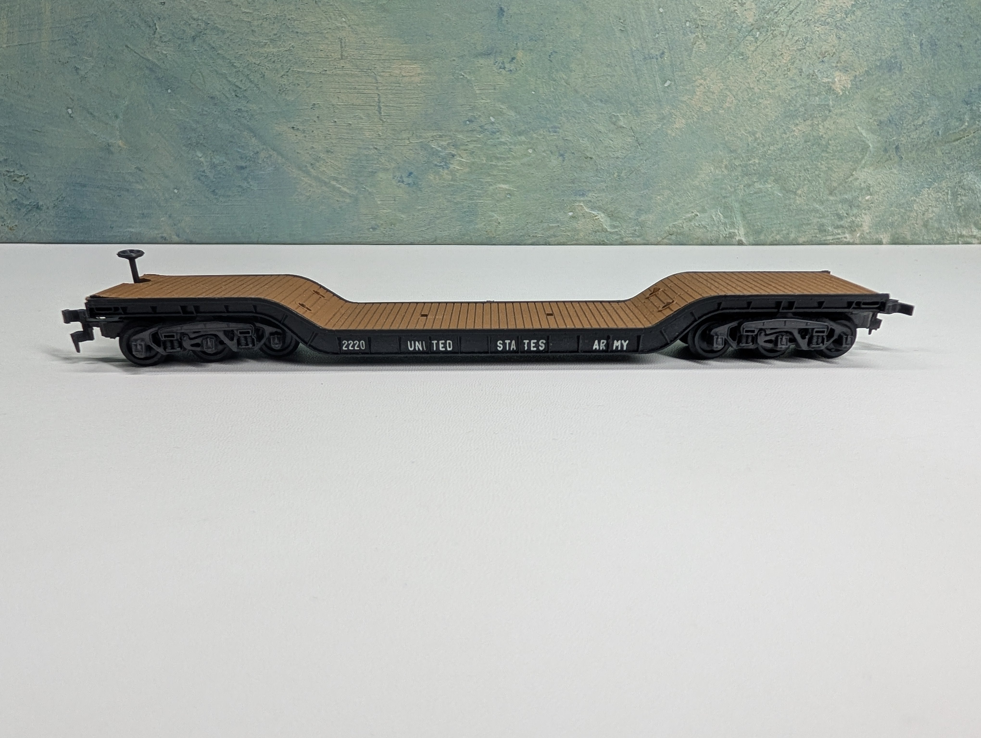 USED HO Scale Center Depressed Flat Car w/ Army Tank Car Load US Army 2220