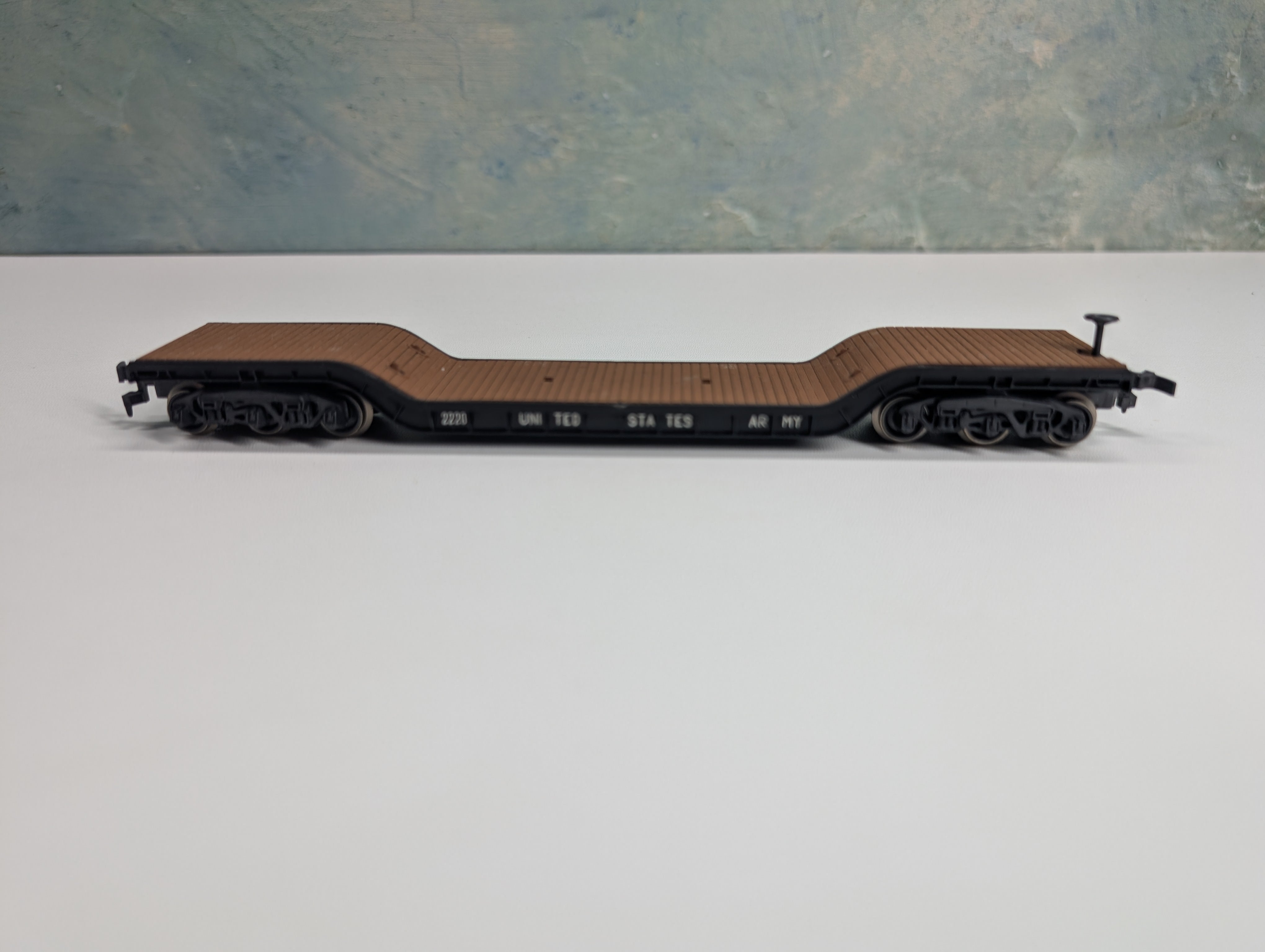 USED HO Scale Center Depressed Flat Car w/ Army Tank Car Load US Army 2220
