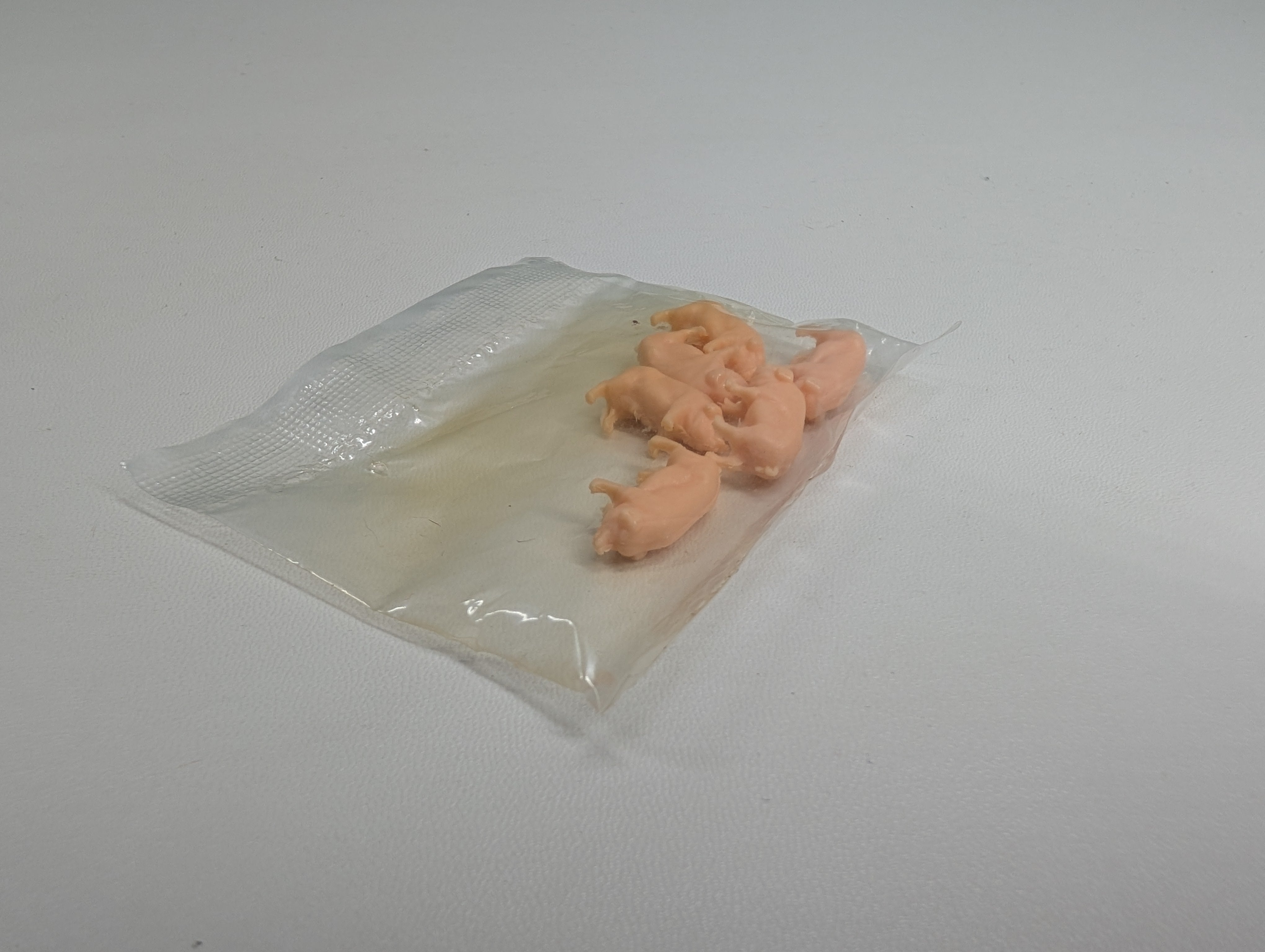 USED HO Scale Pigs (6 pcs)