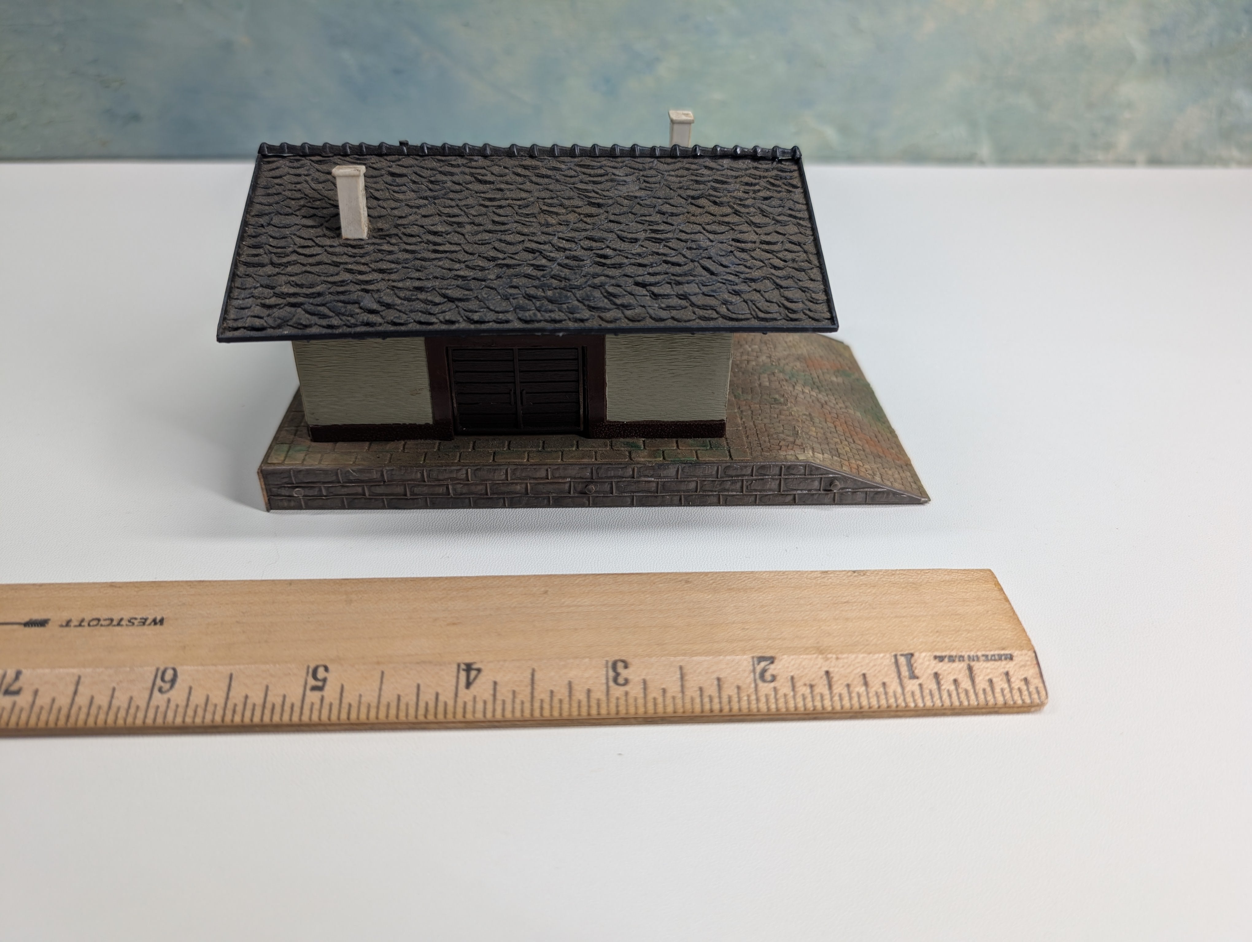 USED HO Scale Shed with Brick Ramp