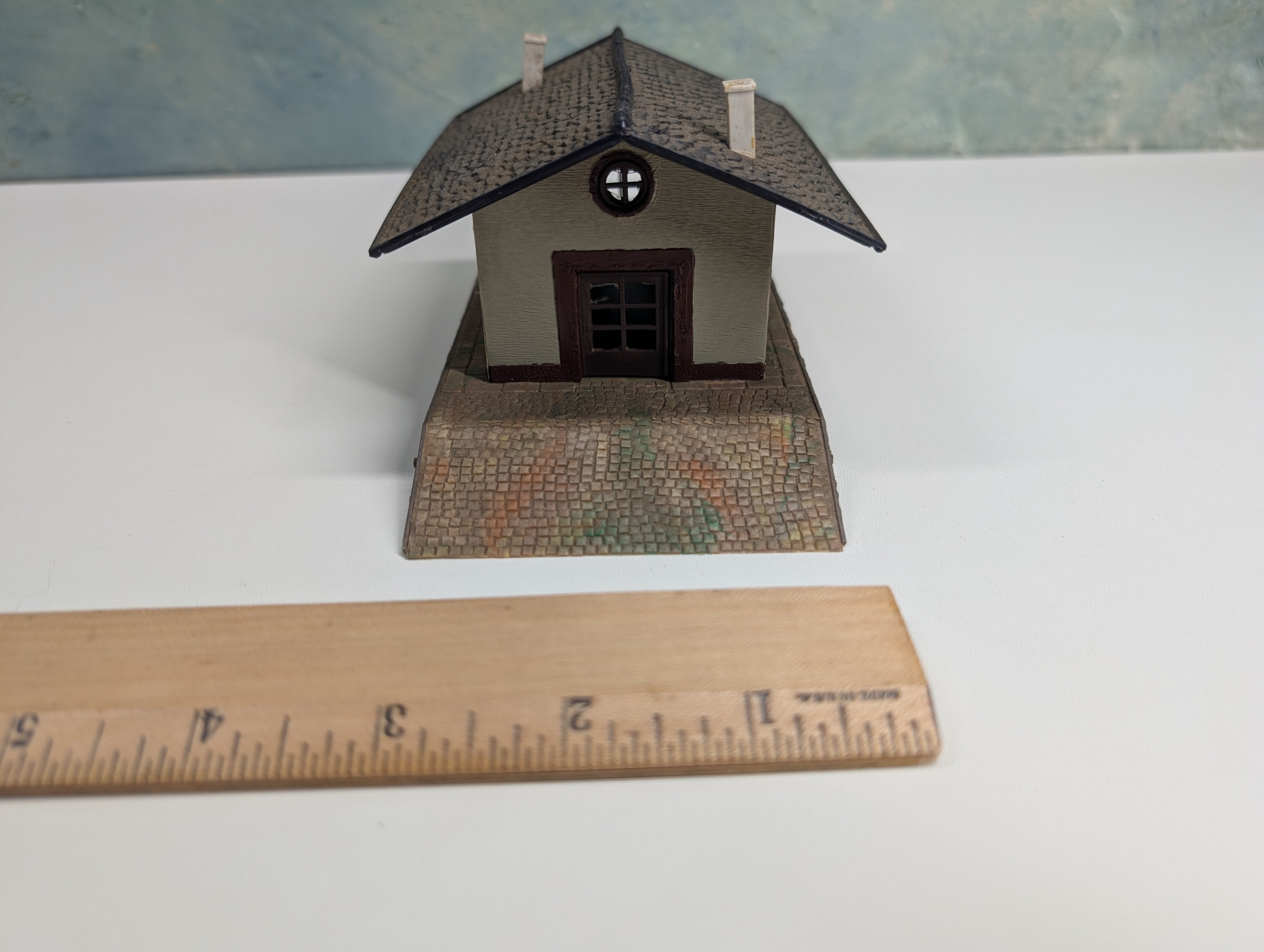 USED HO Scale Shed with Brick Ramp